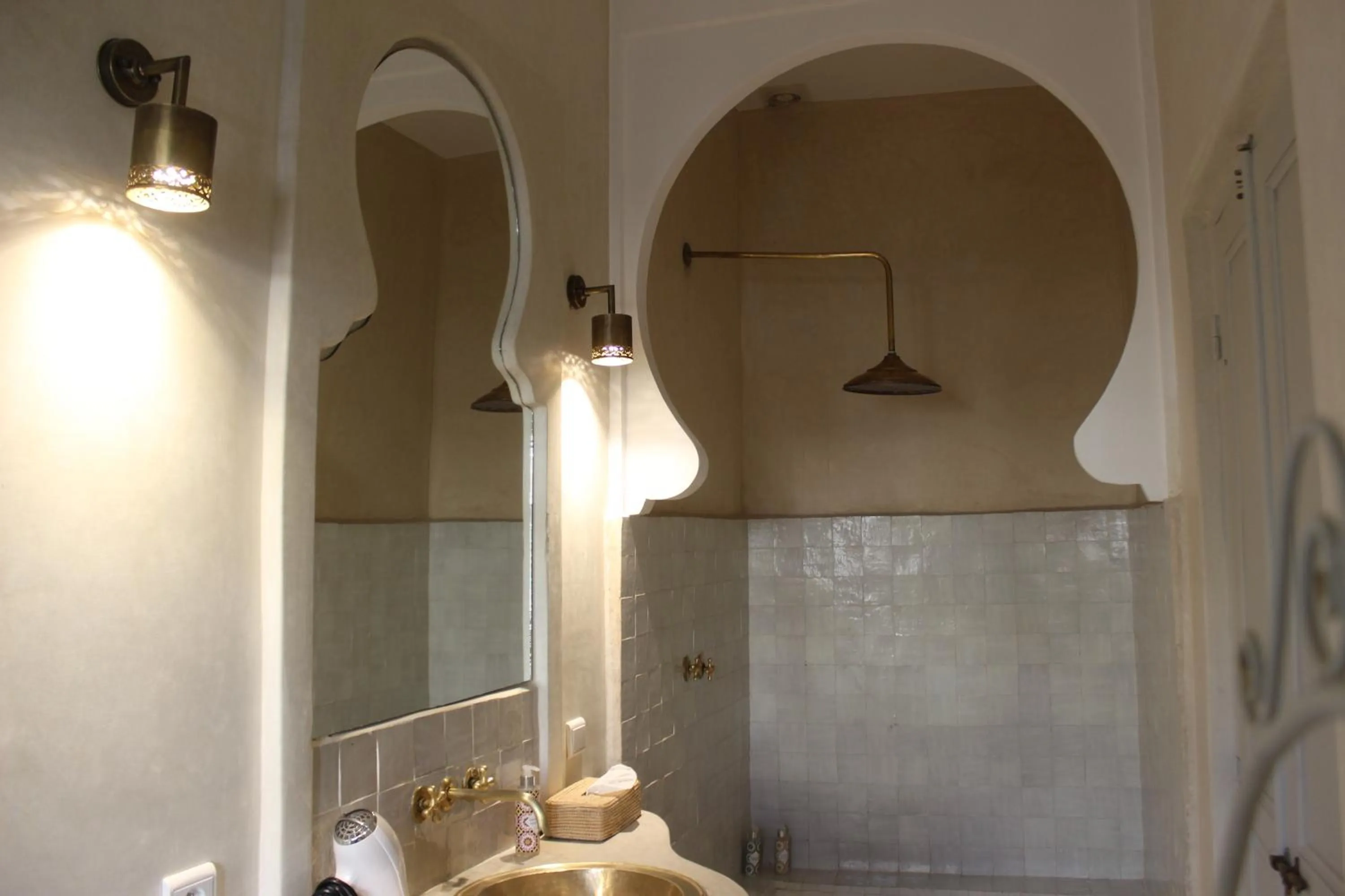 Shower in Riad Emberiza Sahari