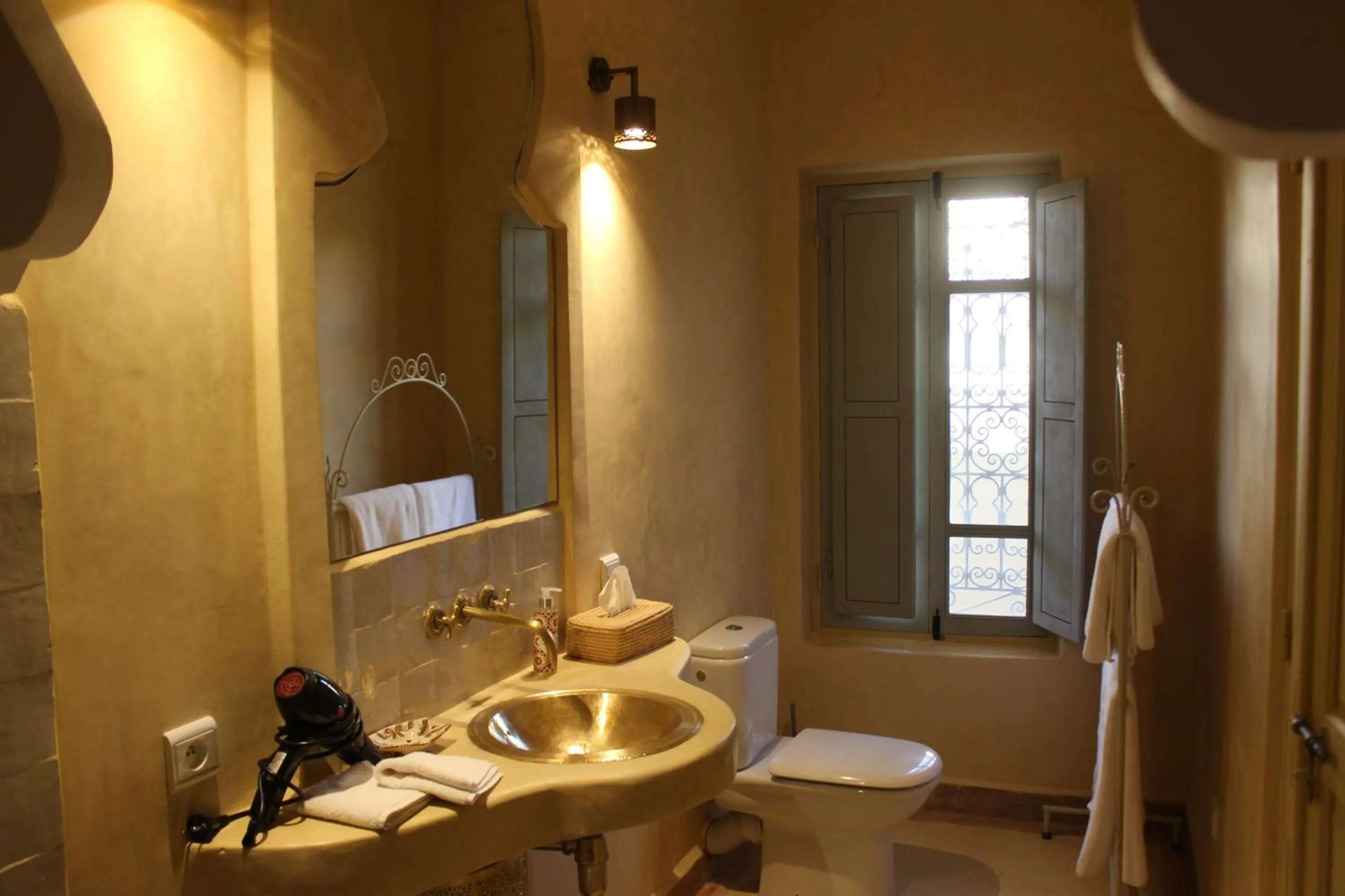 Toilet in Riad Emberiza Sahari