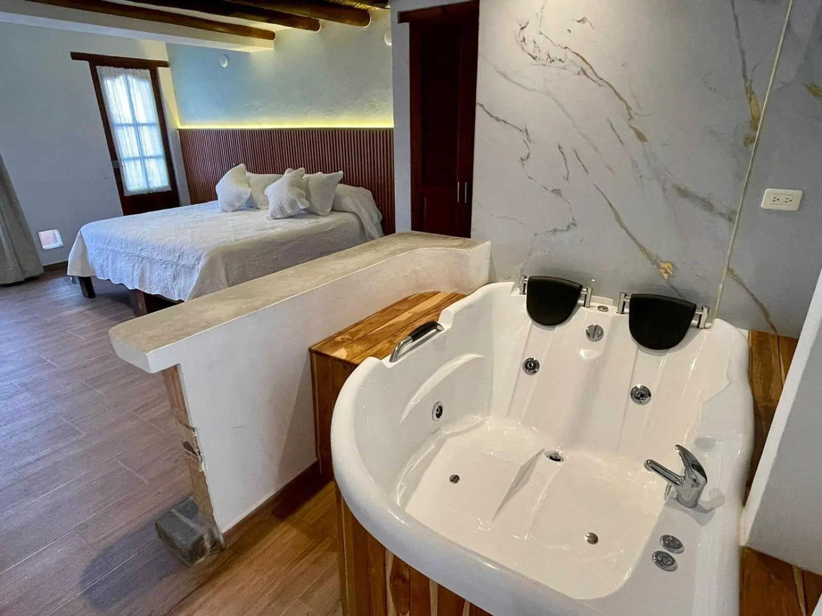 Hot Tub, Bed in Hotel Boutique Cenit