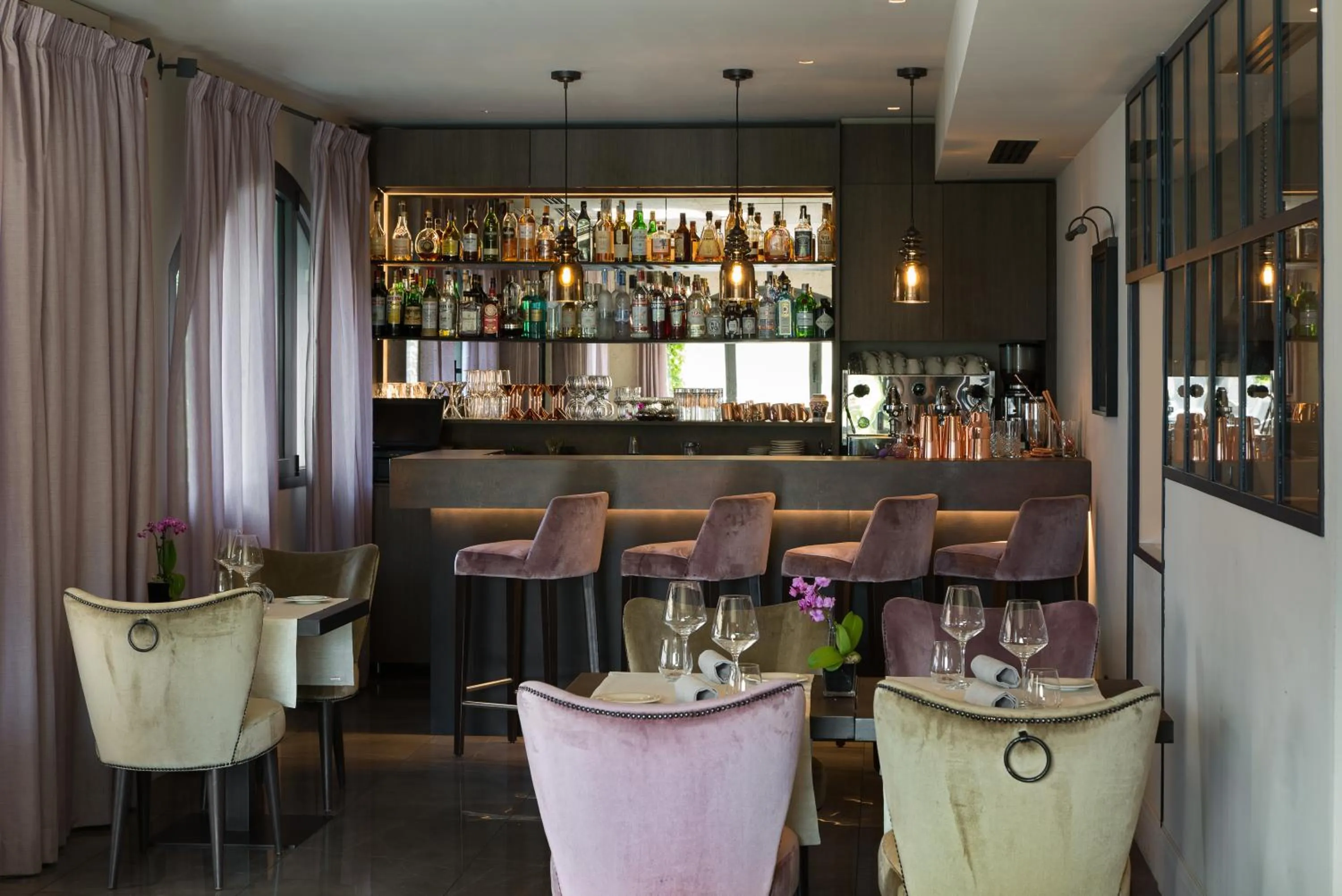 Restaurant/places to eat in Filario Hotel & Residences