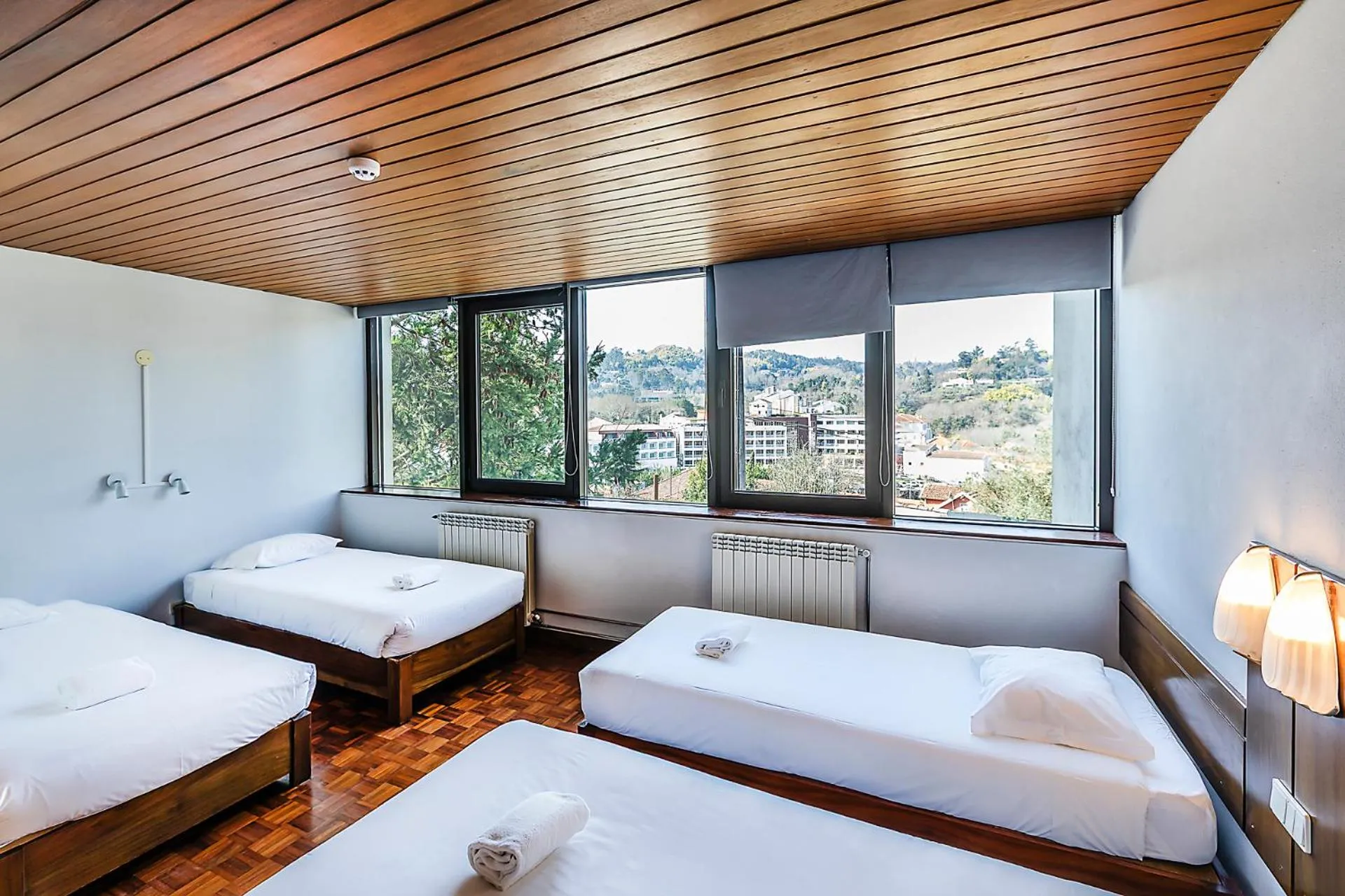 4-Bed Female Dormitory Room in HI São Pedro do Sul – Pousada de Juventude