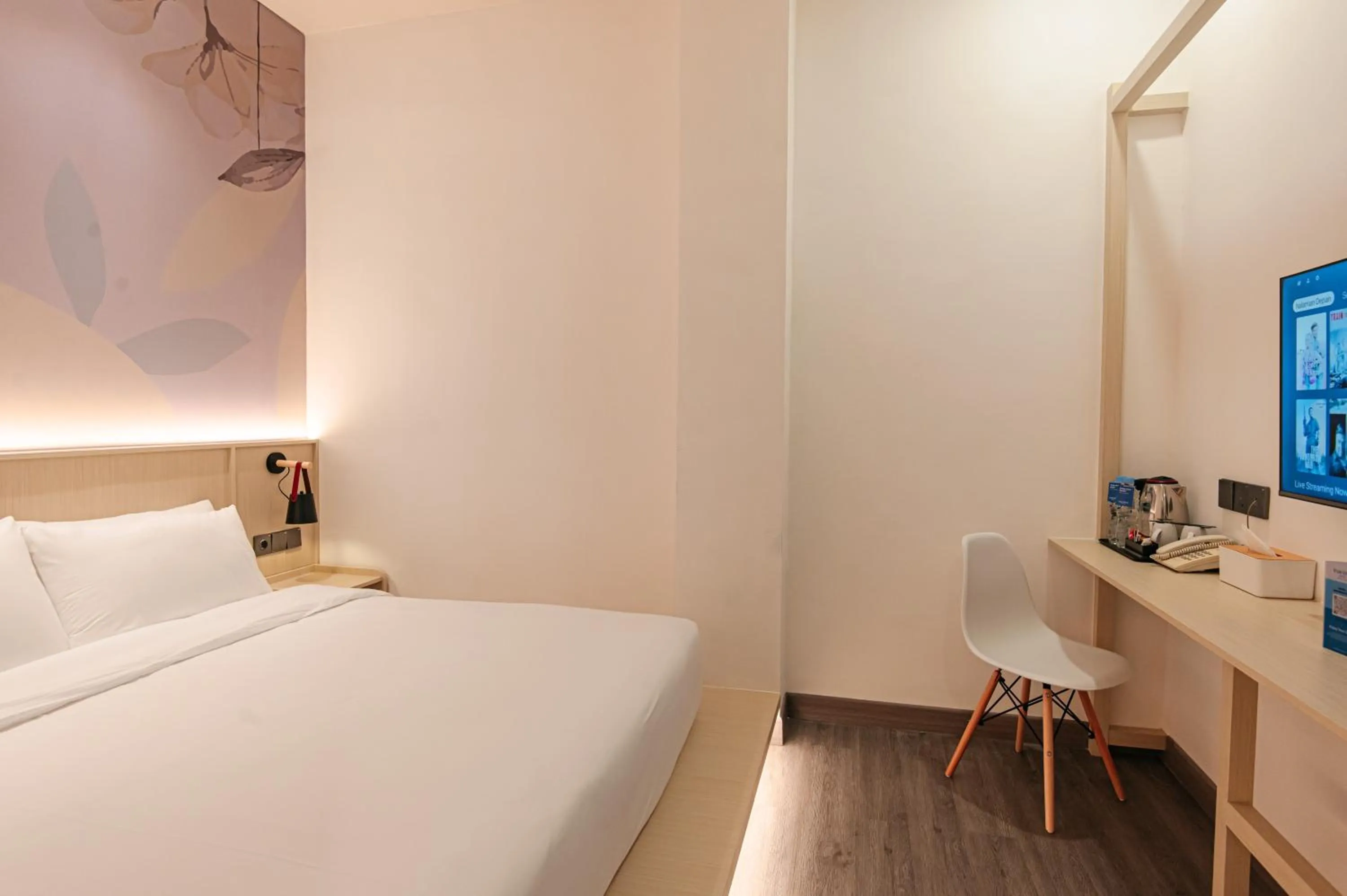 Bed in True Blue Hotel Menteng