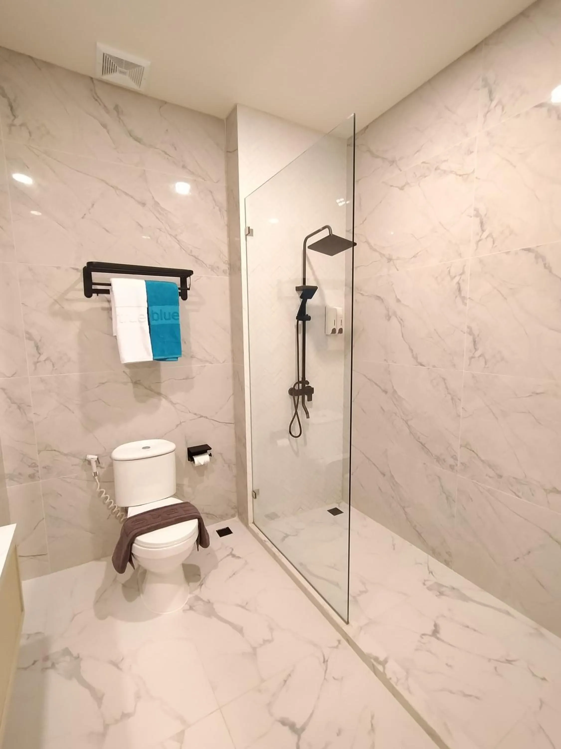 Bathroom in True Blue Hotel Menteng