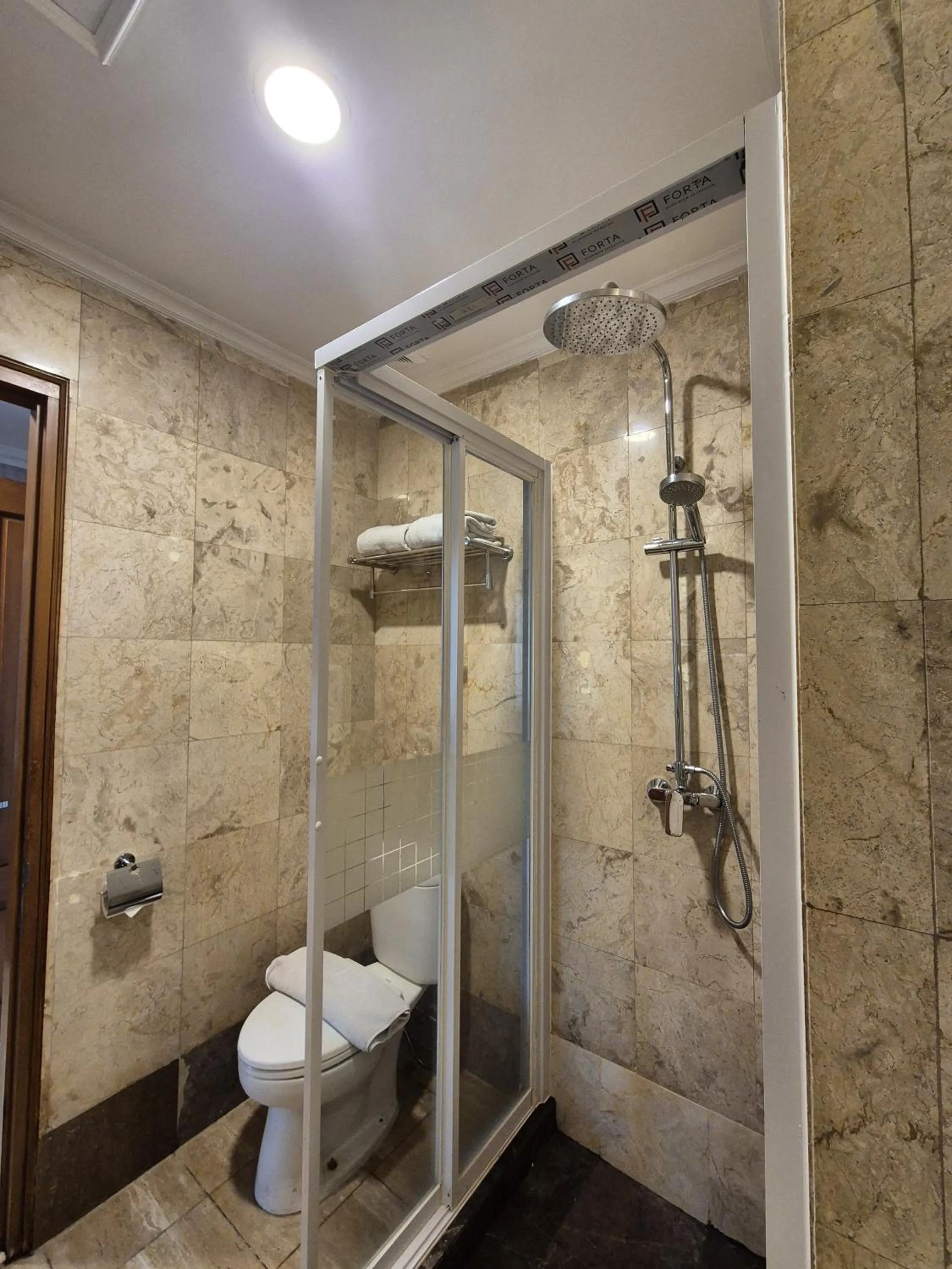 Shower in GIIA Maluku Hotel Thamrin Jakarta