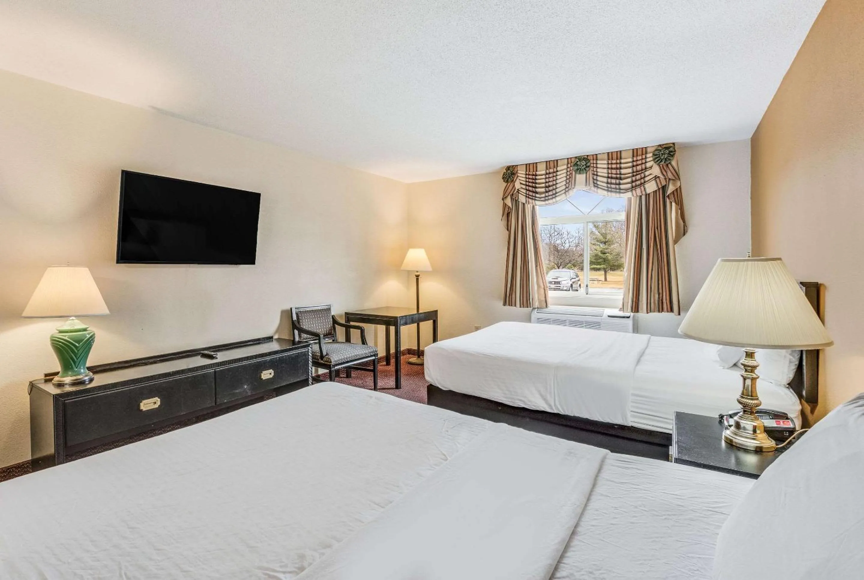 Photo of the whole room in Econo Lodge Whitehall near Michigan's Adventure