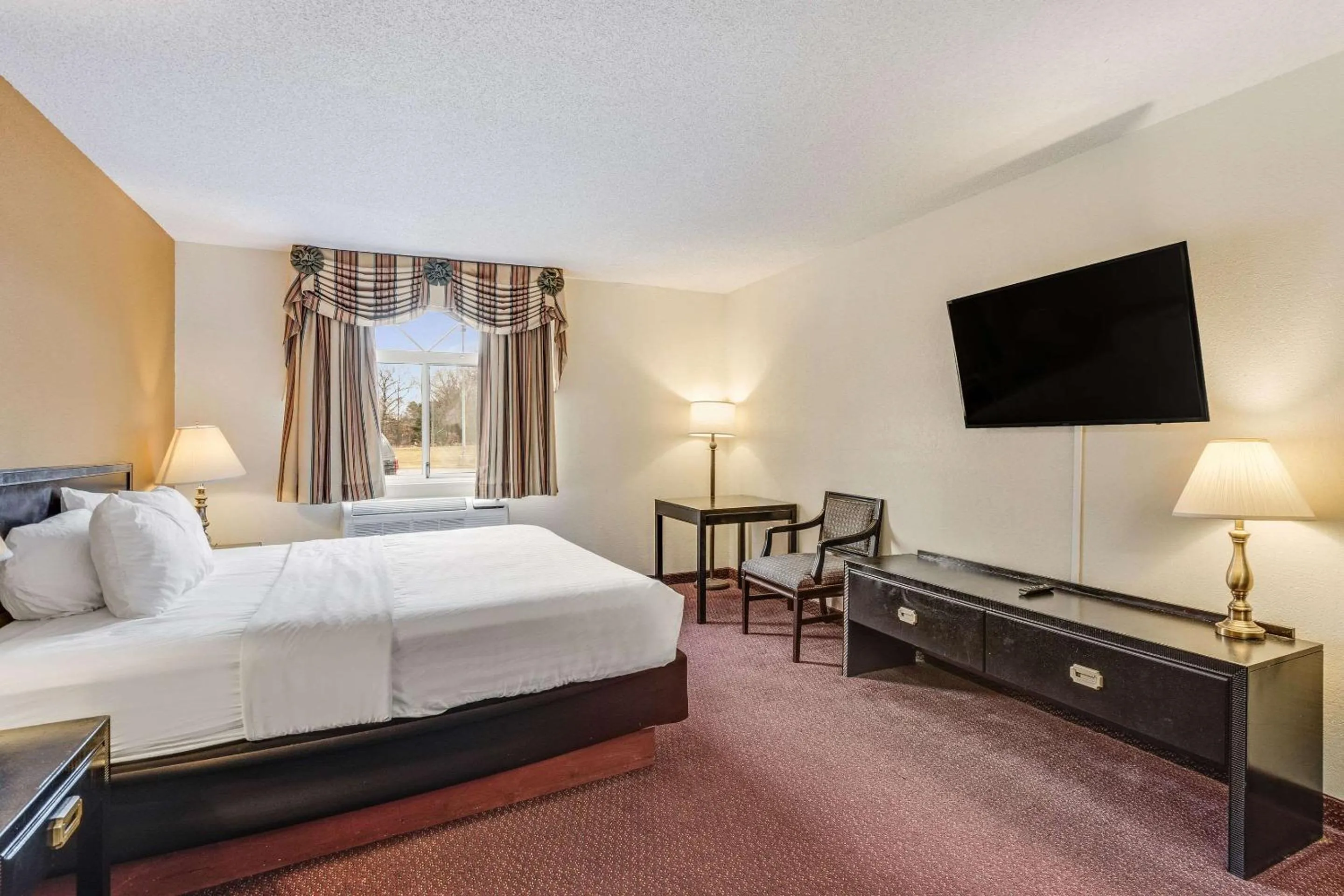 Photo of the whole room in Econo Lodge Whitehall near Michigan's Adventure