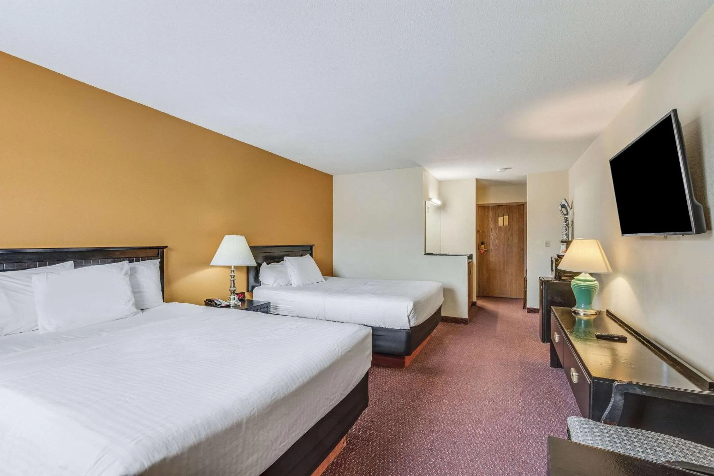 Photo of the whole room in Econo Lodge Whitehall near Michigan's Adventure