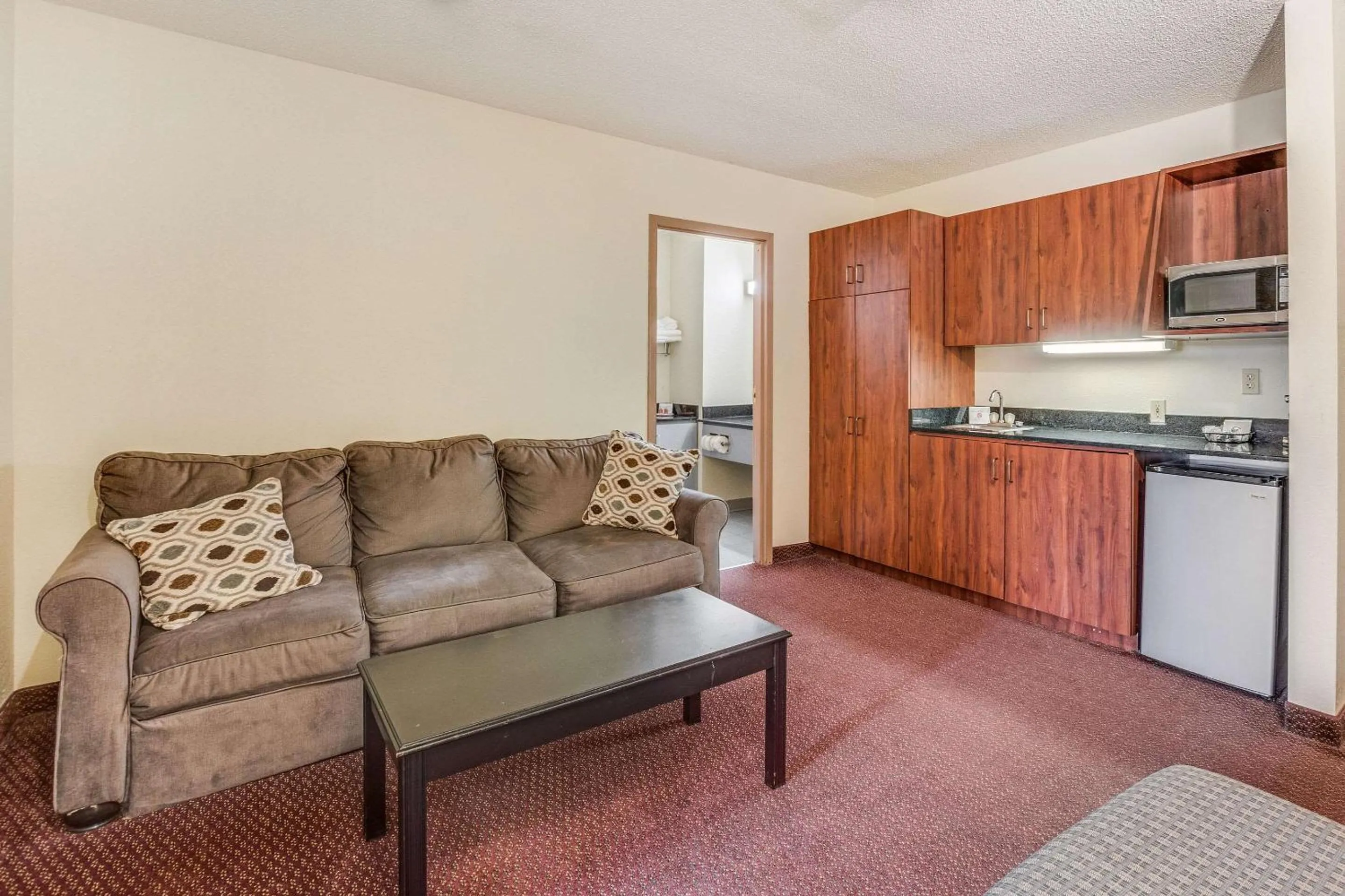 Photo of the whole room in Econo Lodge Whitehall near Michigan's Adventure