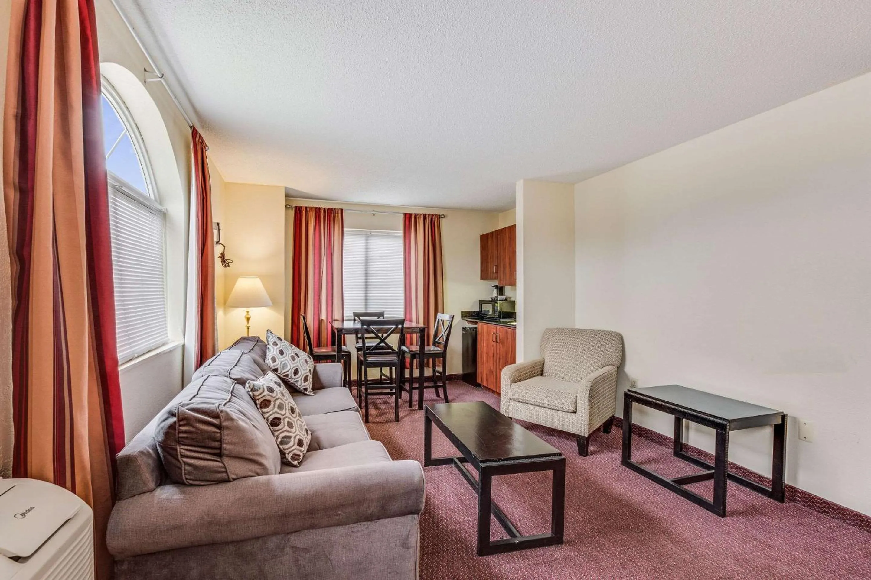 Photo of the whole room in Econo Lodge Whitehall near Michigan's Adventure