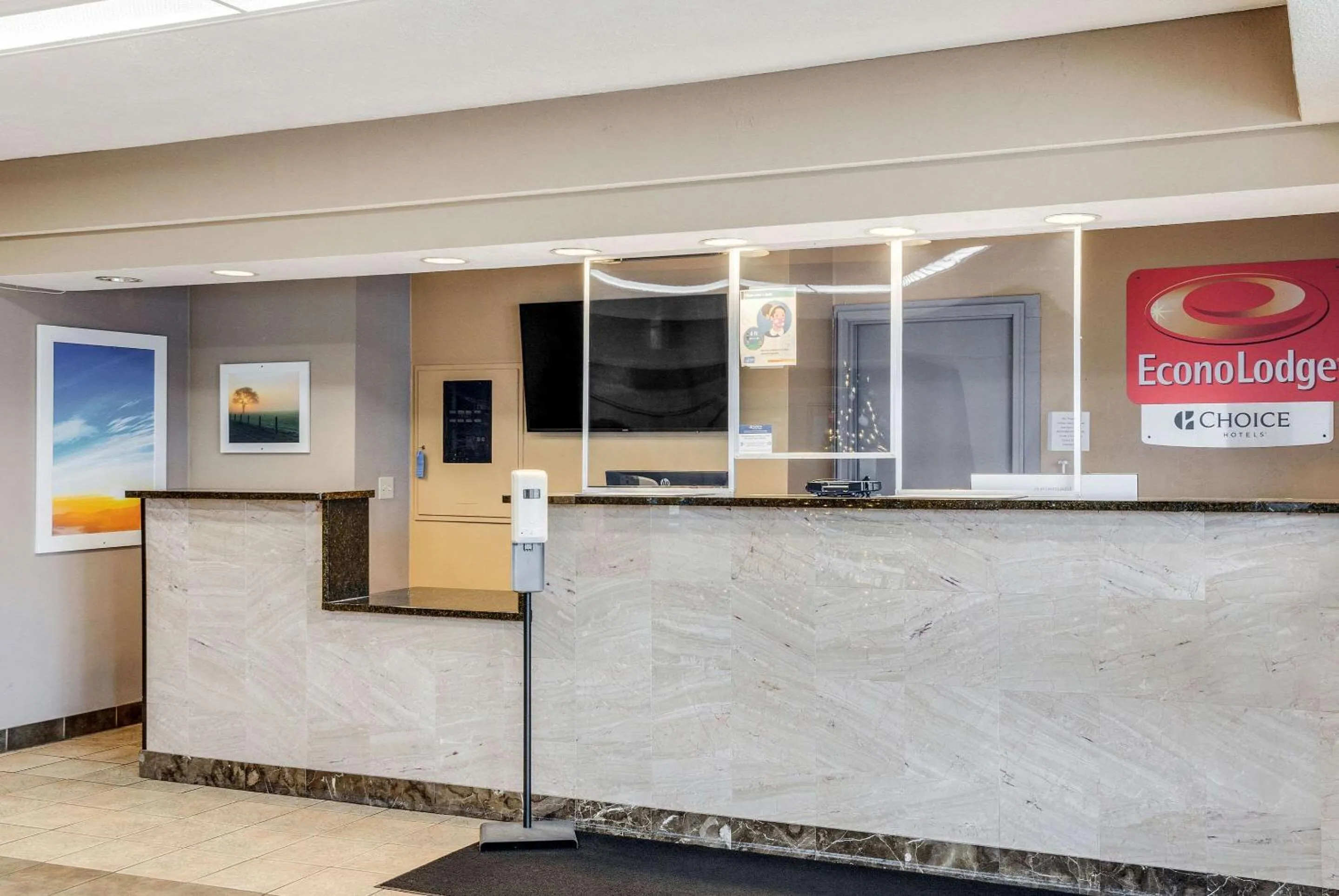 Lobby or reception in Econo Lodge Whitehall near Michigan's Adventure