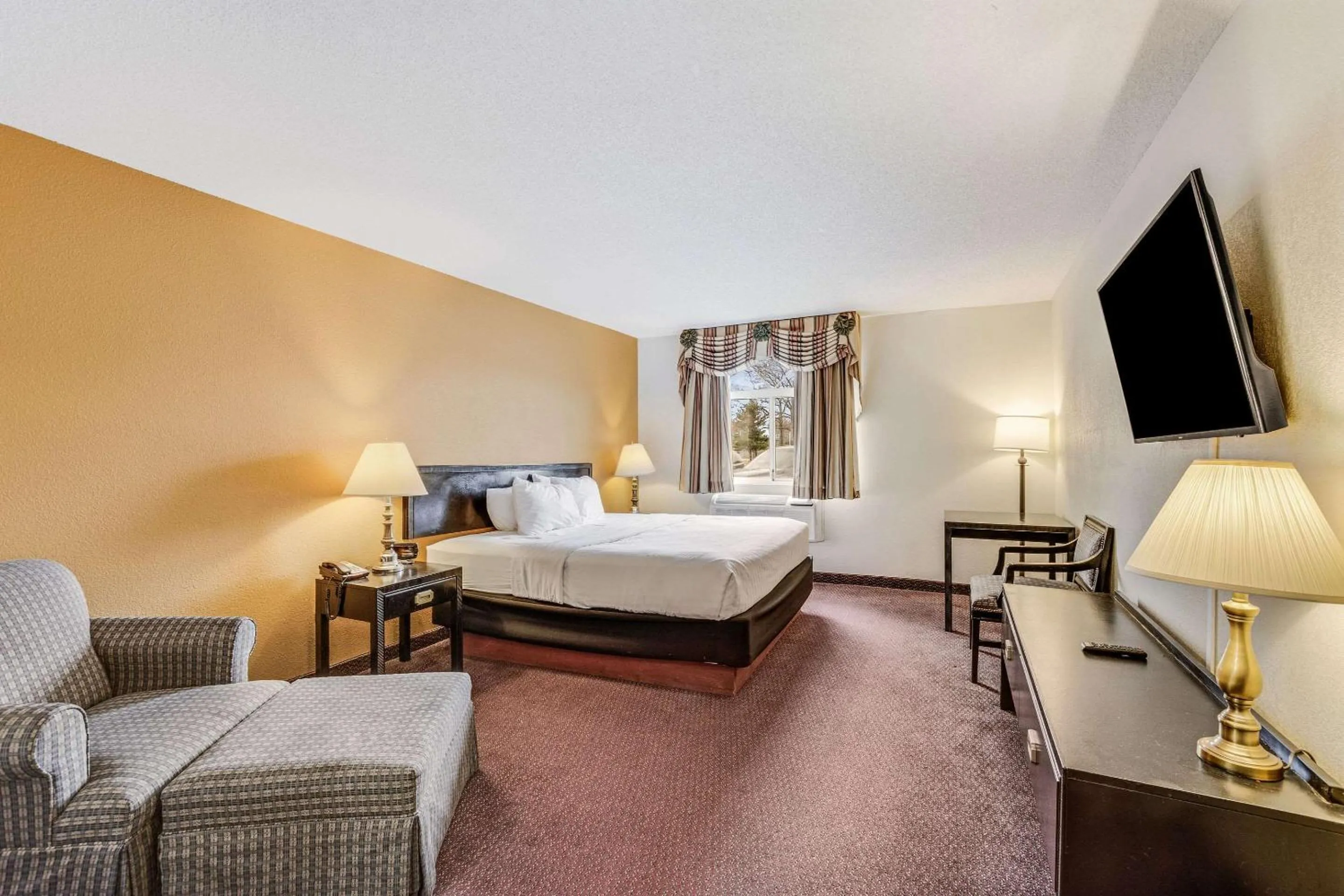 Photo of the whole room in Econo Lodge Whitehall near Michigan's Adventure