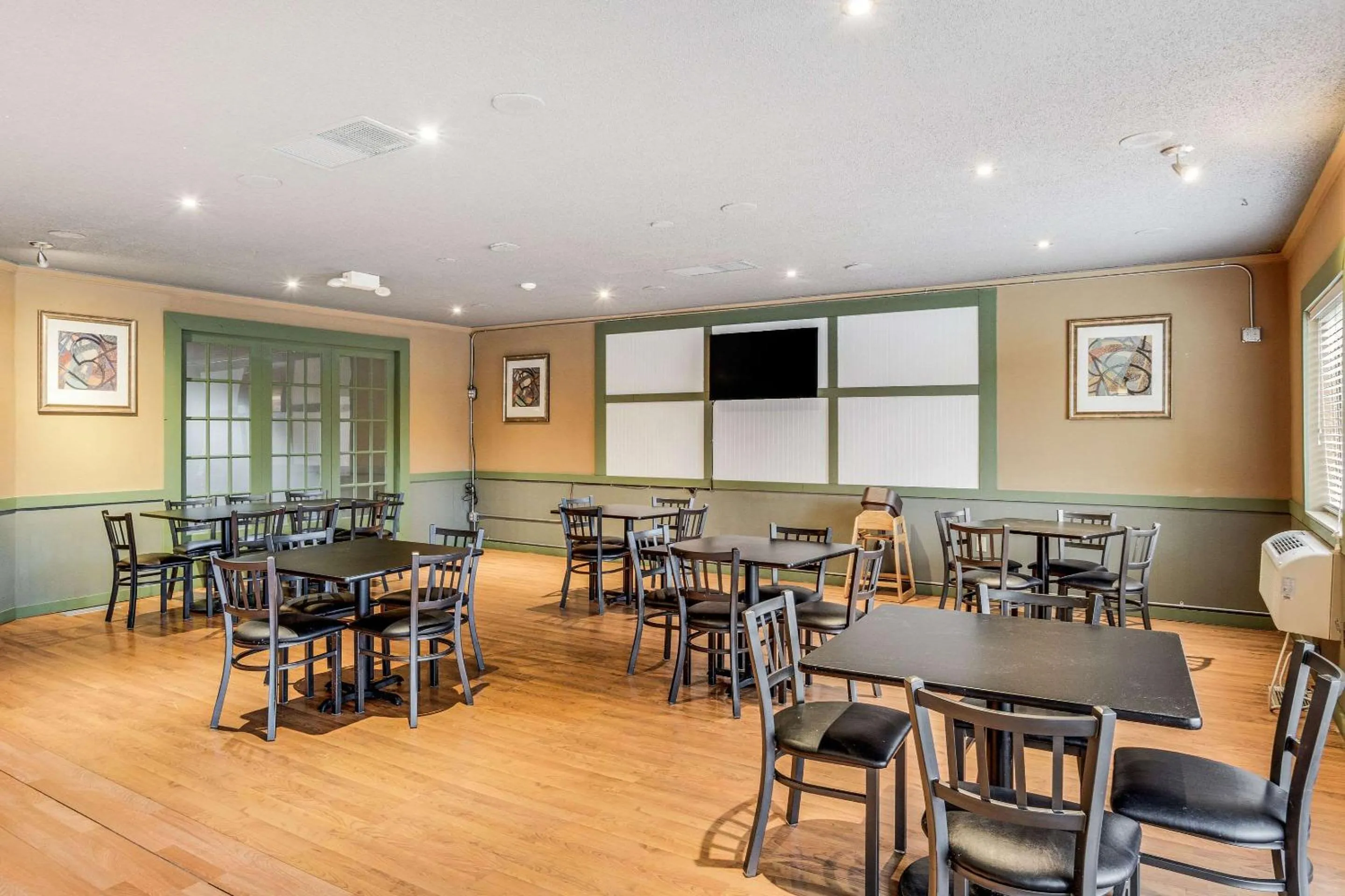 Restaurant/places to eat in Econo Lodge Whitehall near Michigan's Adventure