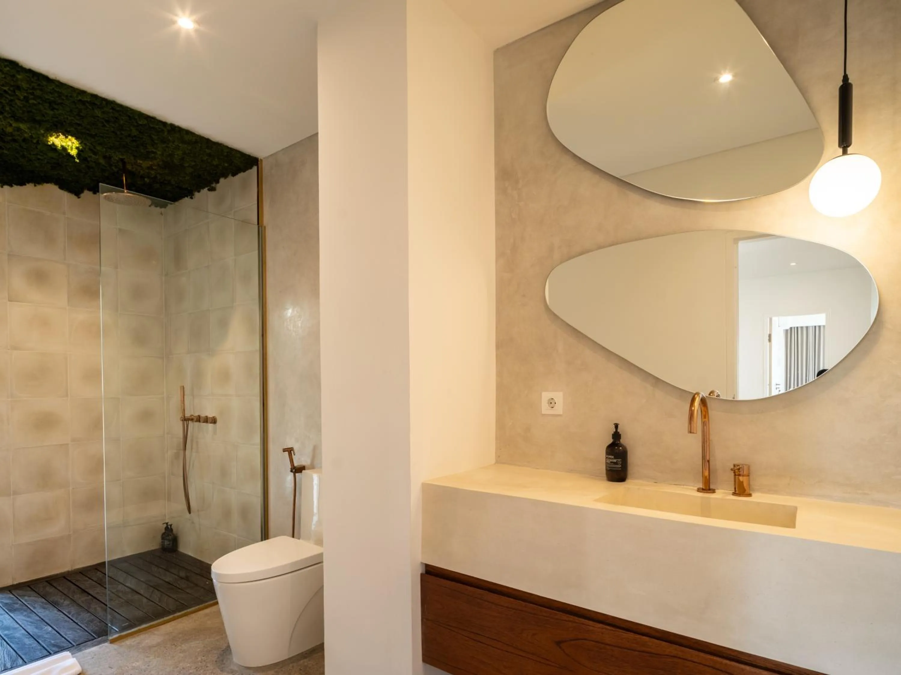 Shower in The Cruise Berawa - Design Apartments & Penthouses by CPM Bali