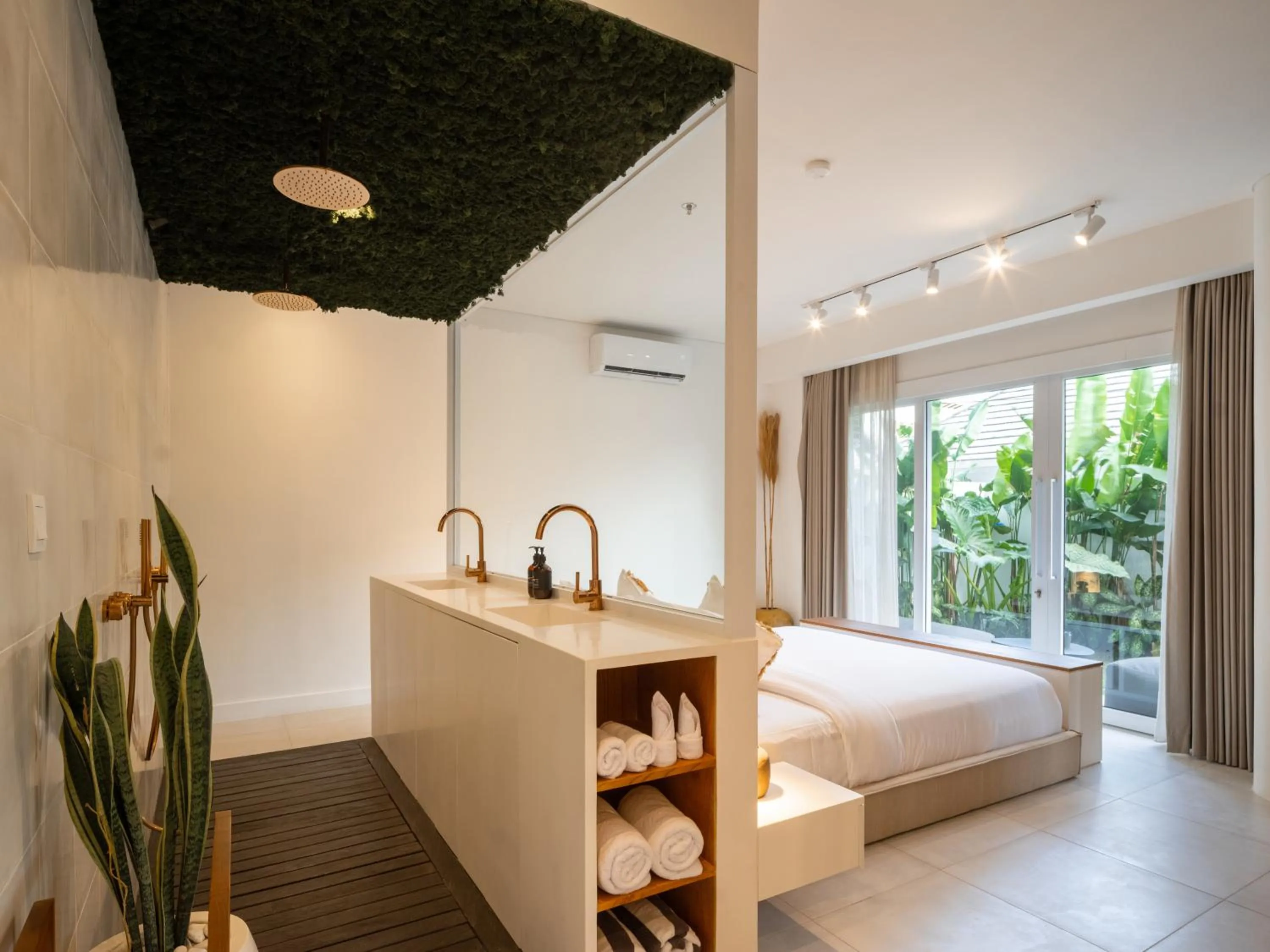 Shower, Bed in The Cruise Berawa - Design Apartments & Penthouses by CPM Bali