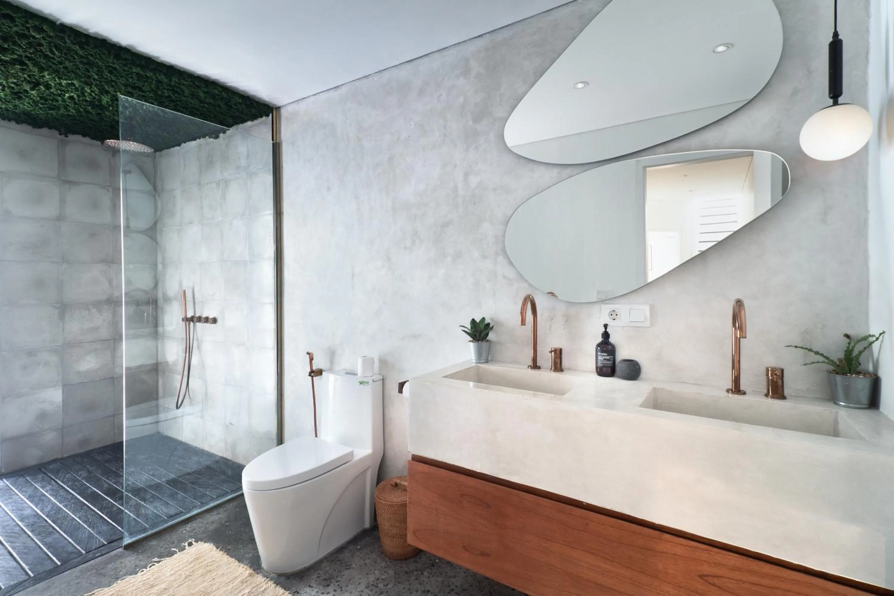 Shower in The Cruise Berawa - Design Apartments & Penthouses by CPM Bali