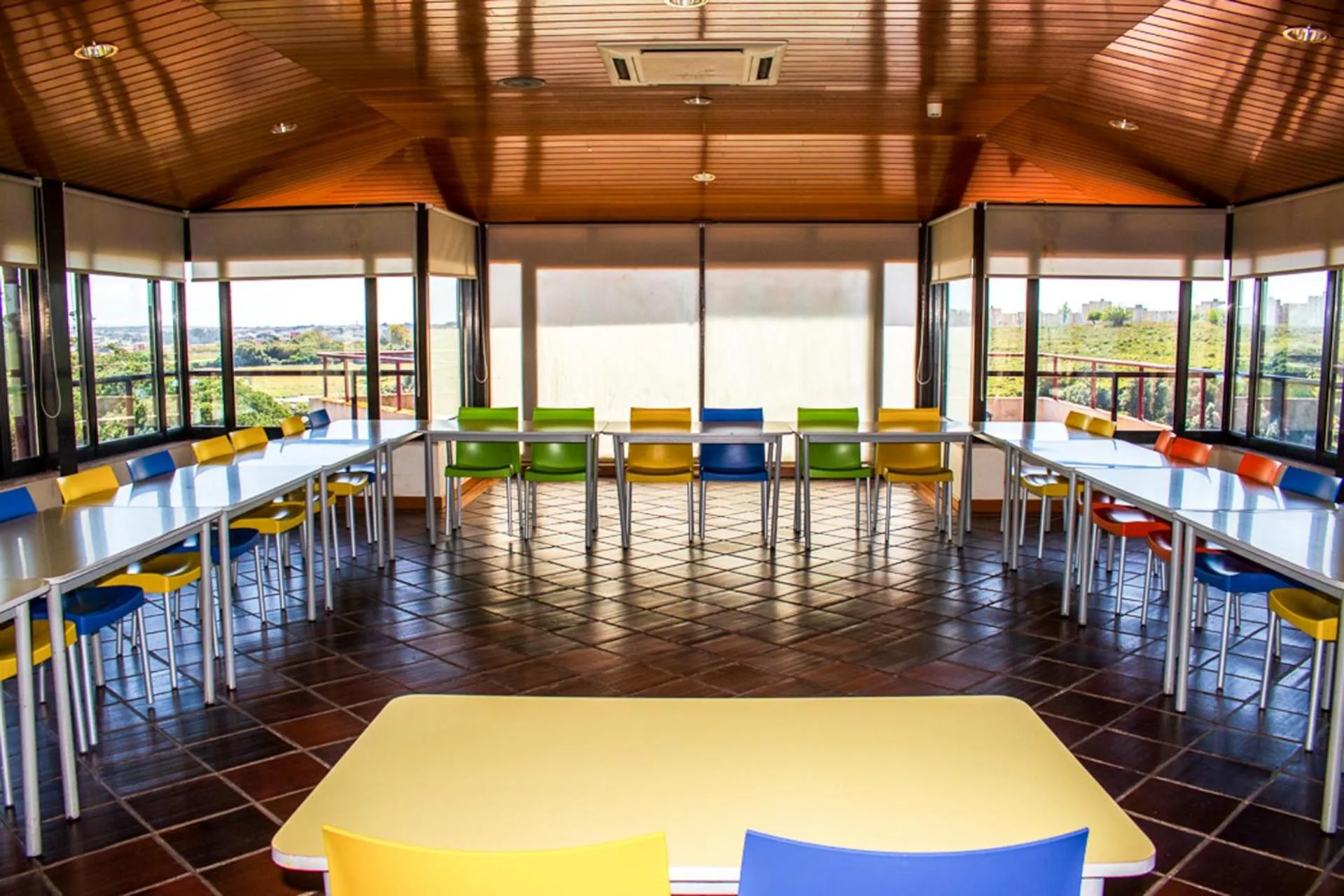 Meeting/conference room in HI Almada - Pousada de Juventude