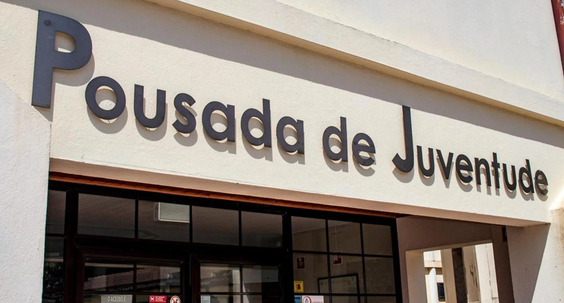 Facade/entrance in HI Almada - Pousada de Juventude