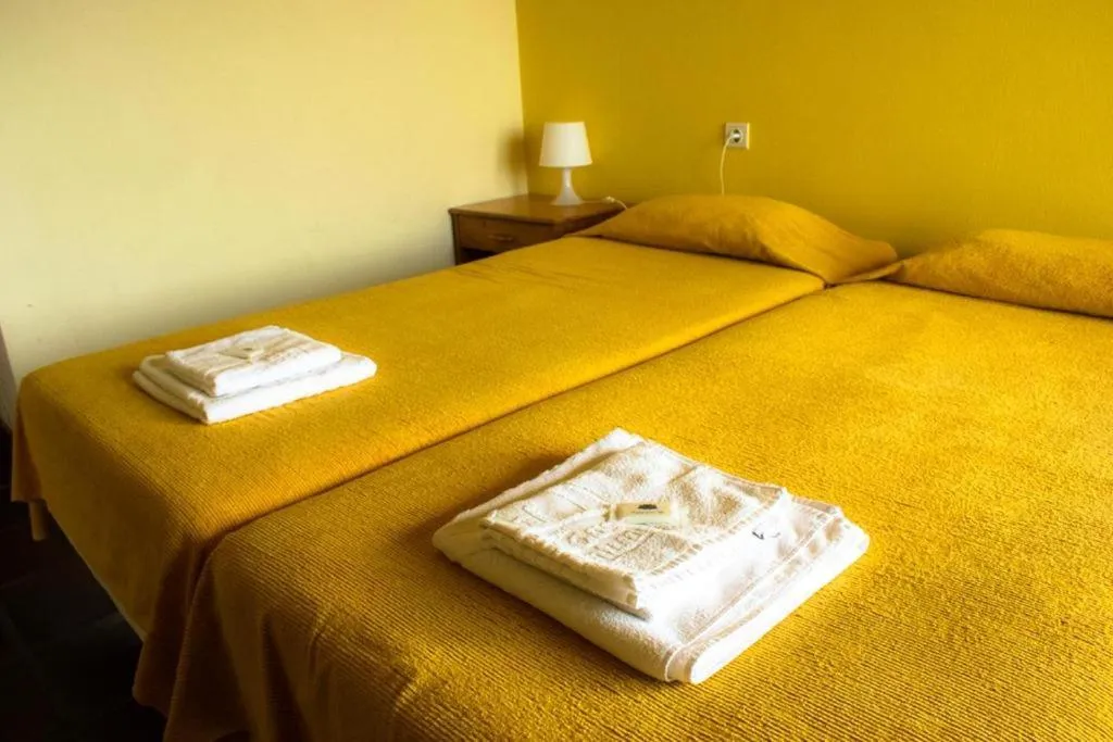 Bed in HI Almada - Pousada de Juventude