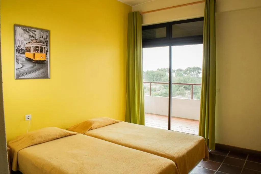 Bed in HI Almada - Pousada de Juventude