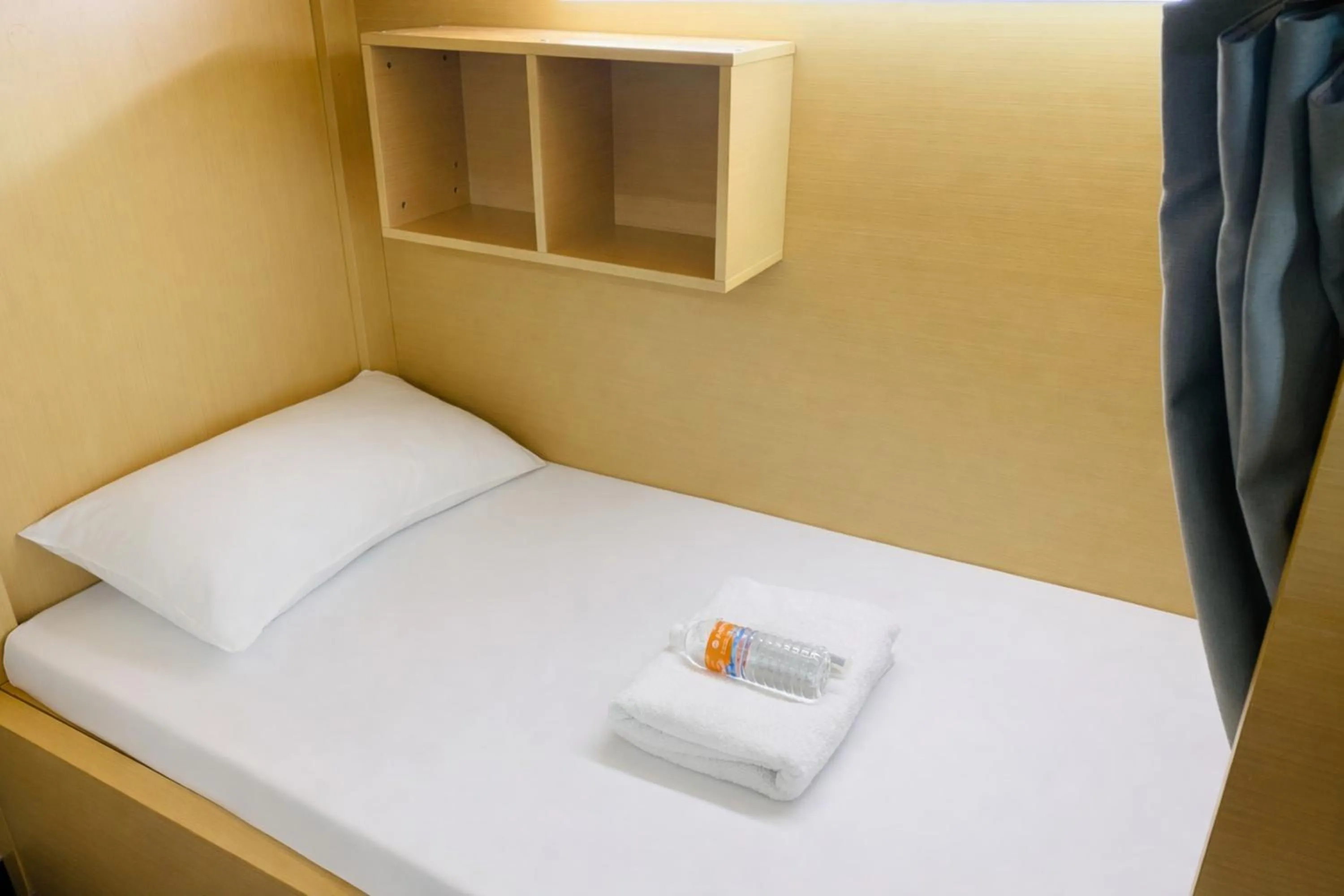 Bed in A Hotel Desker