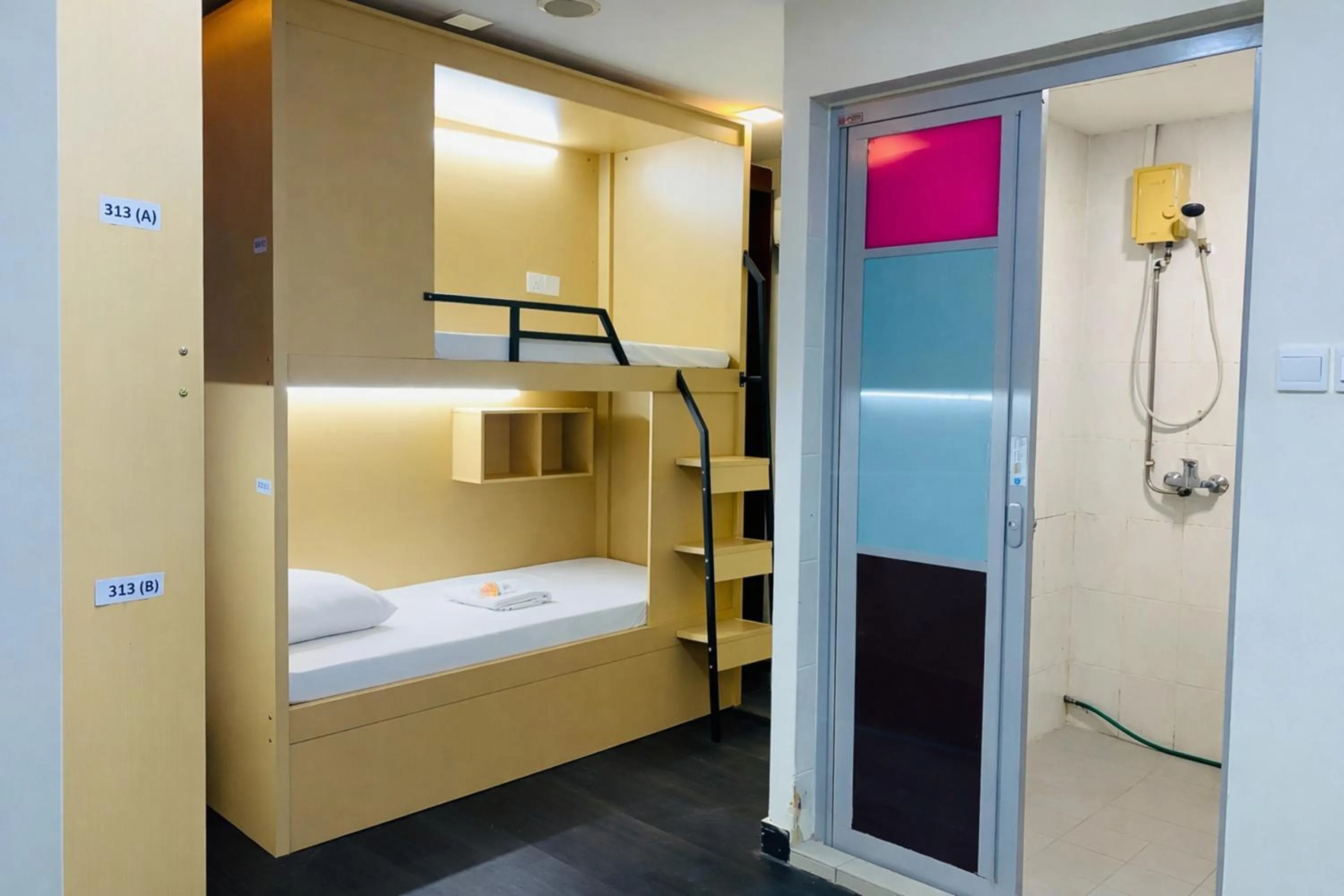 Bedroom, Bed in A Hotel Desker