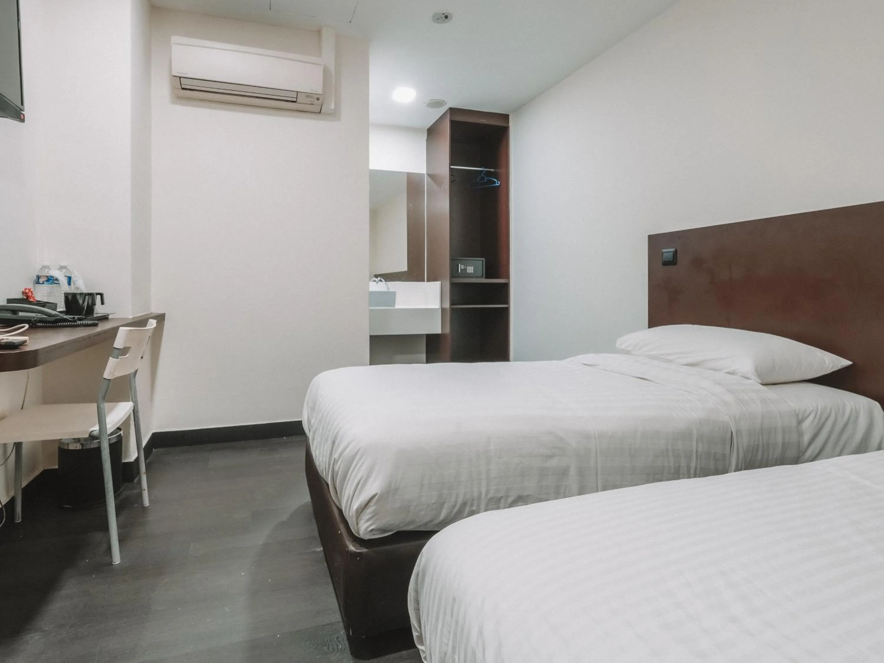 Bed in A Hotel Desker