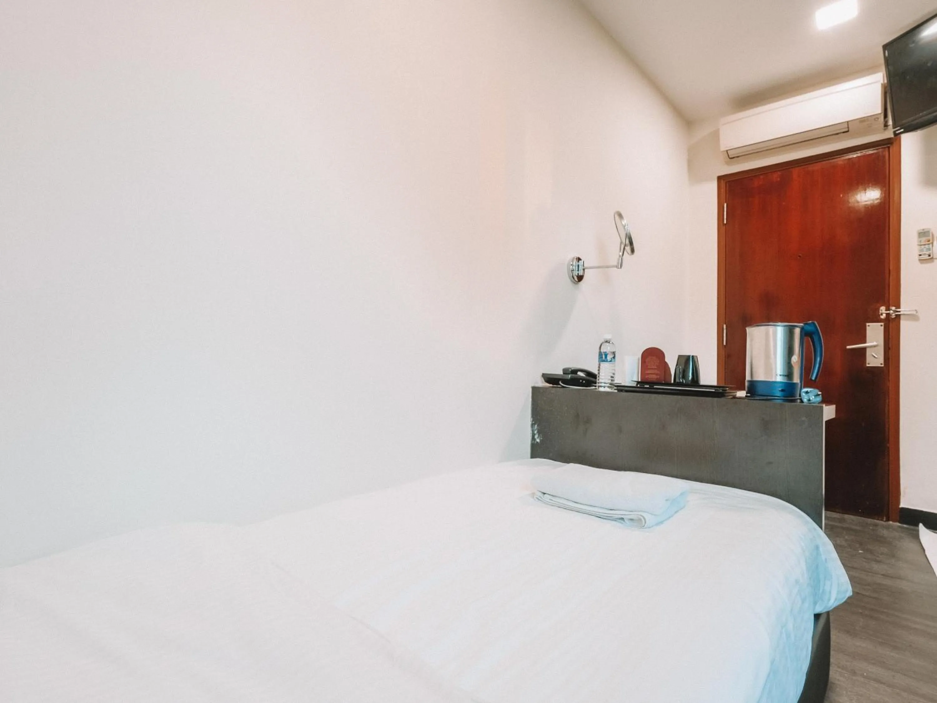 Bed in A Hotel Desker