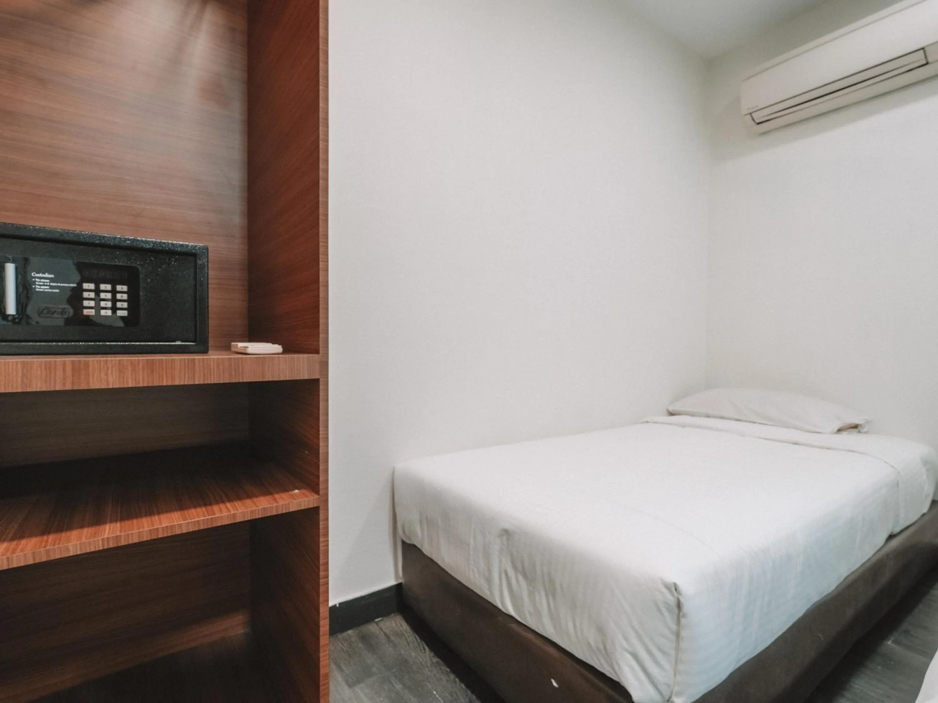 Bed in A Hotel Desker