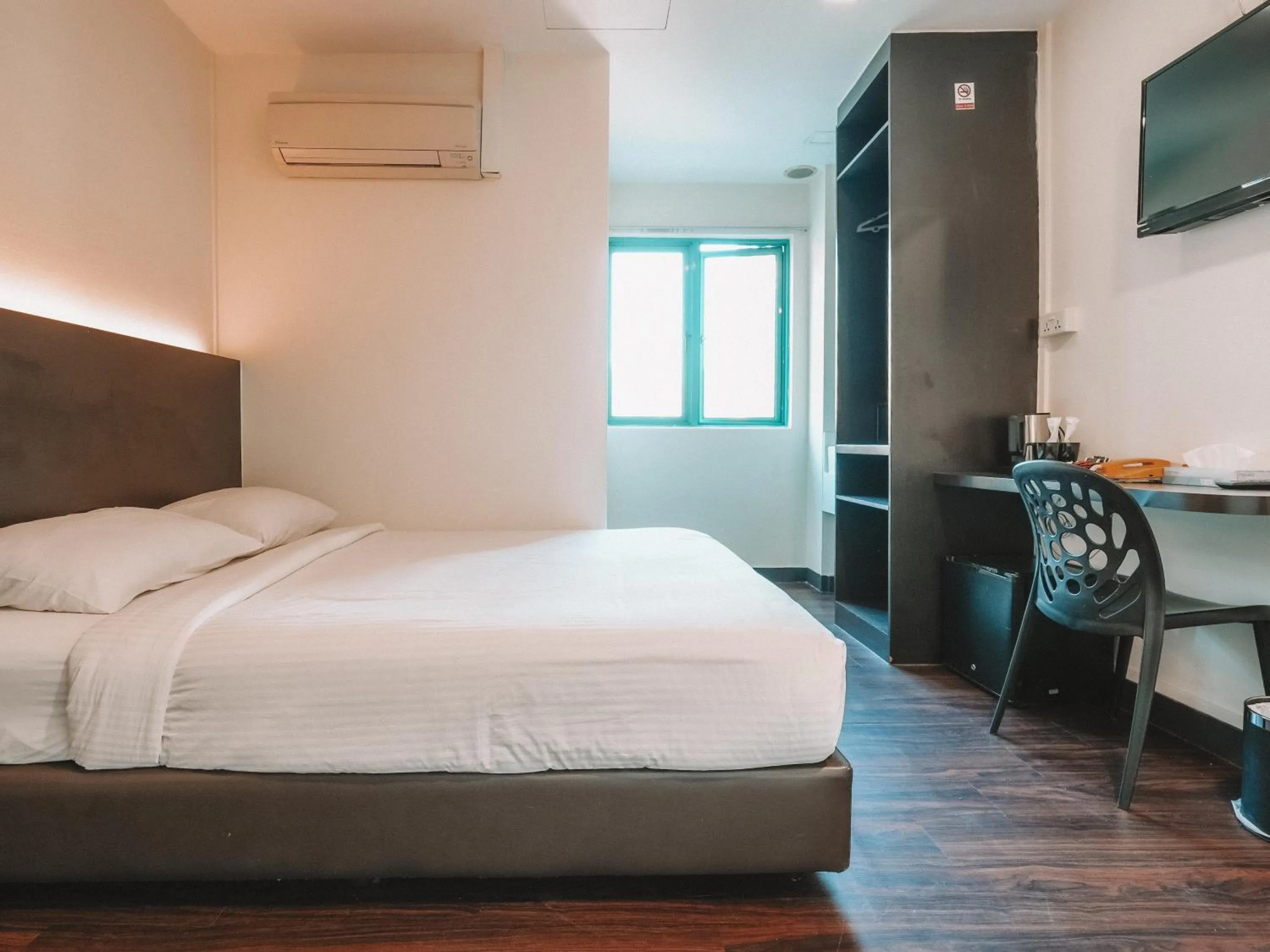 Bed in A Hotel Desker