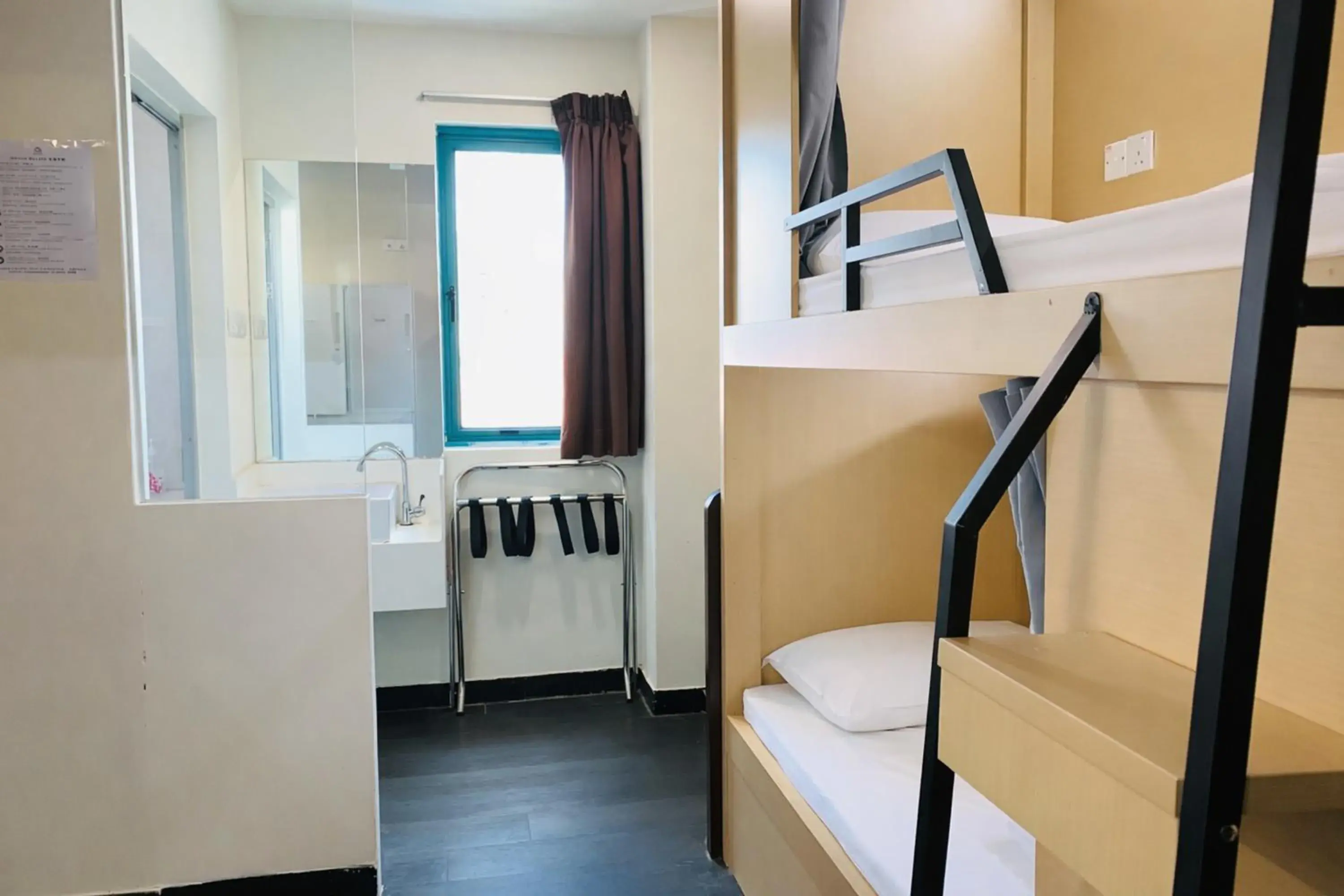 Bed in 4-Bed Male Dormitory Room in A Hotel Desker Bed in 4-Bed Male Dormitory Room in A Hotel Desker