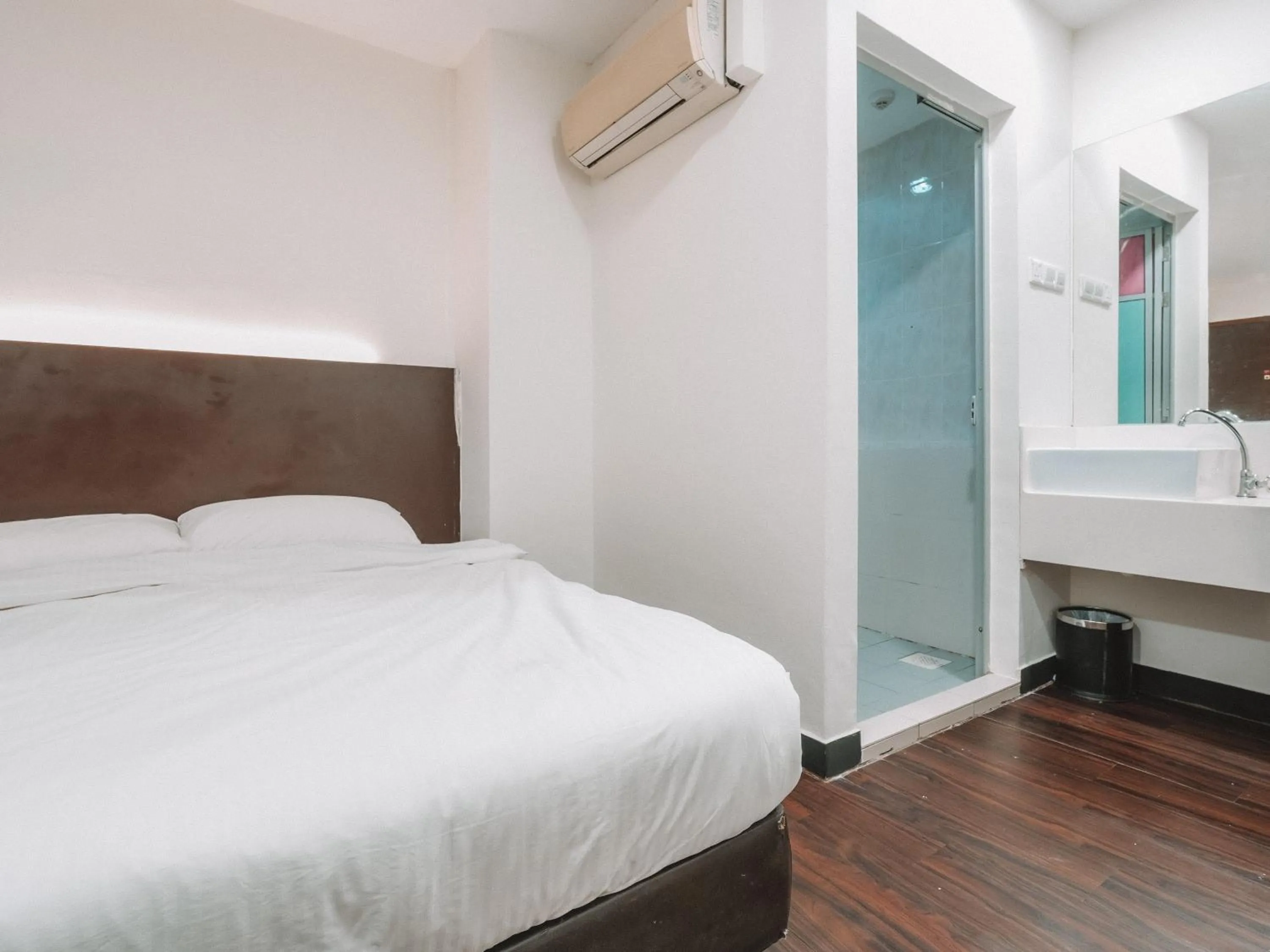 Bed in A Hotel Desker