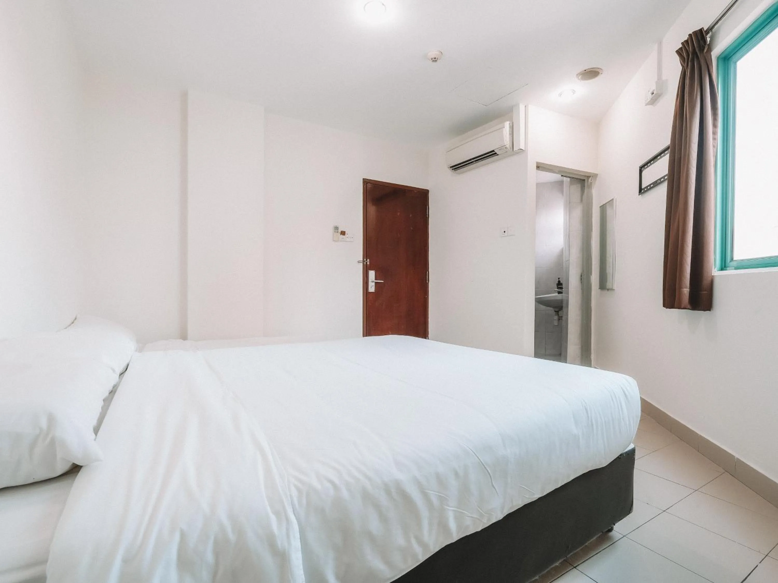 Bed in A Hotel Desker