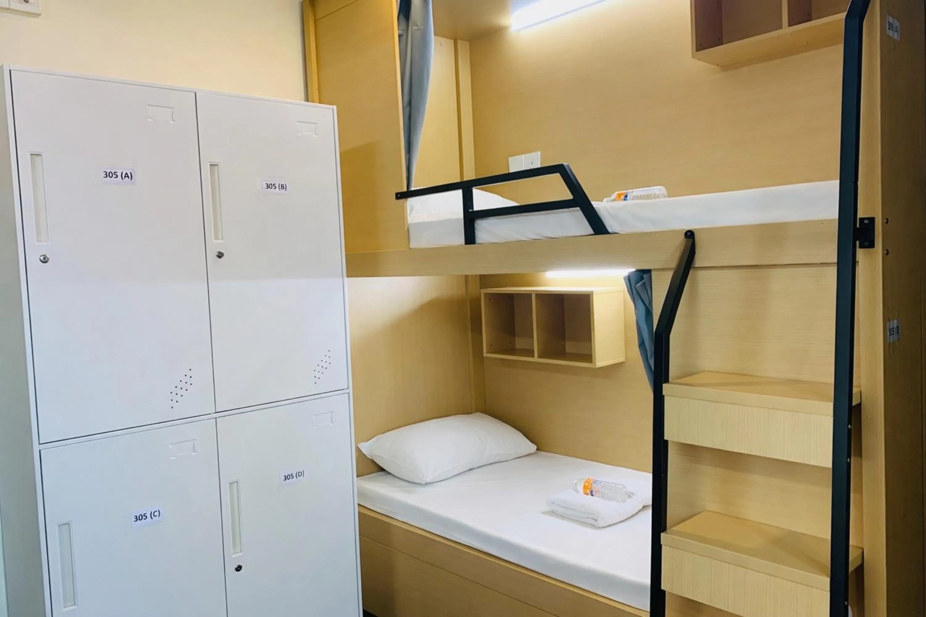 Bed in A Hotel Desker