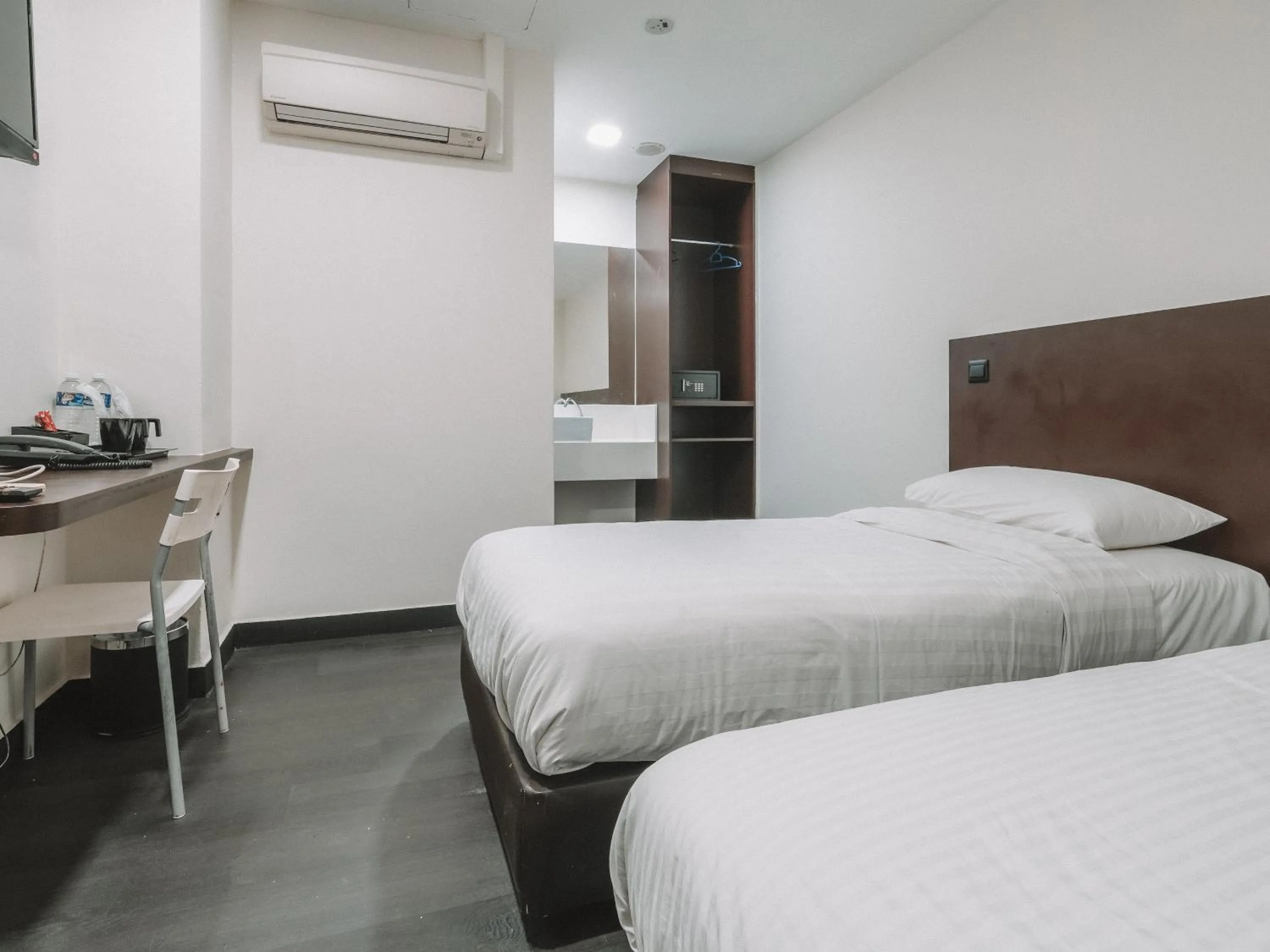 Bed in A Hotel Desker