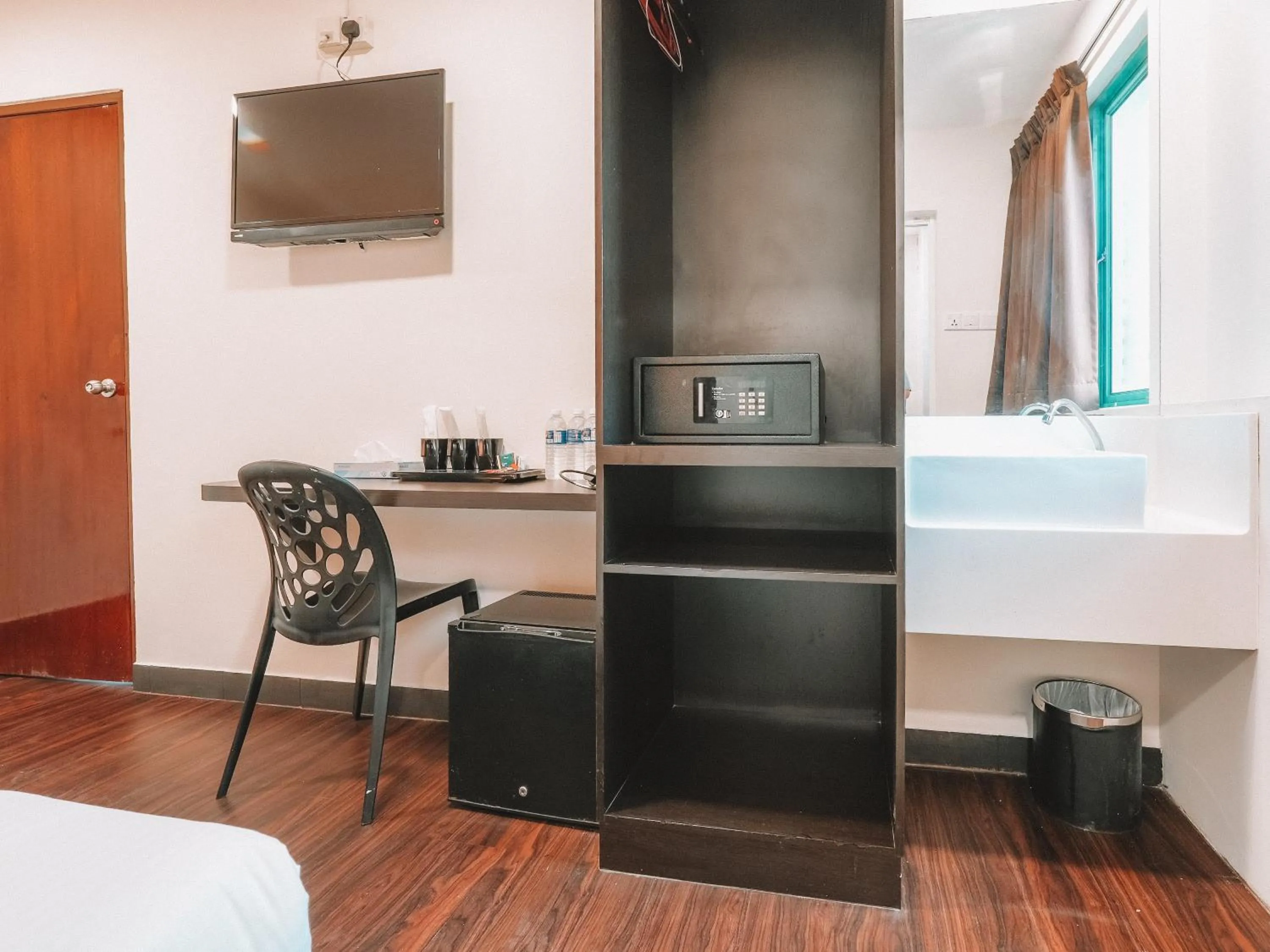 Bed in A Hotel Desker