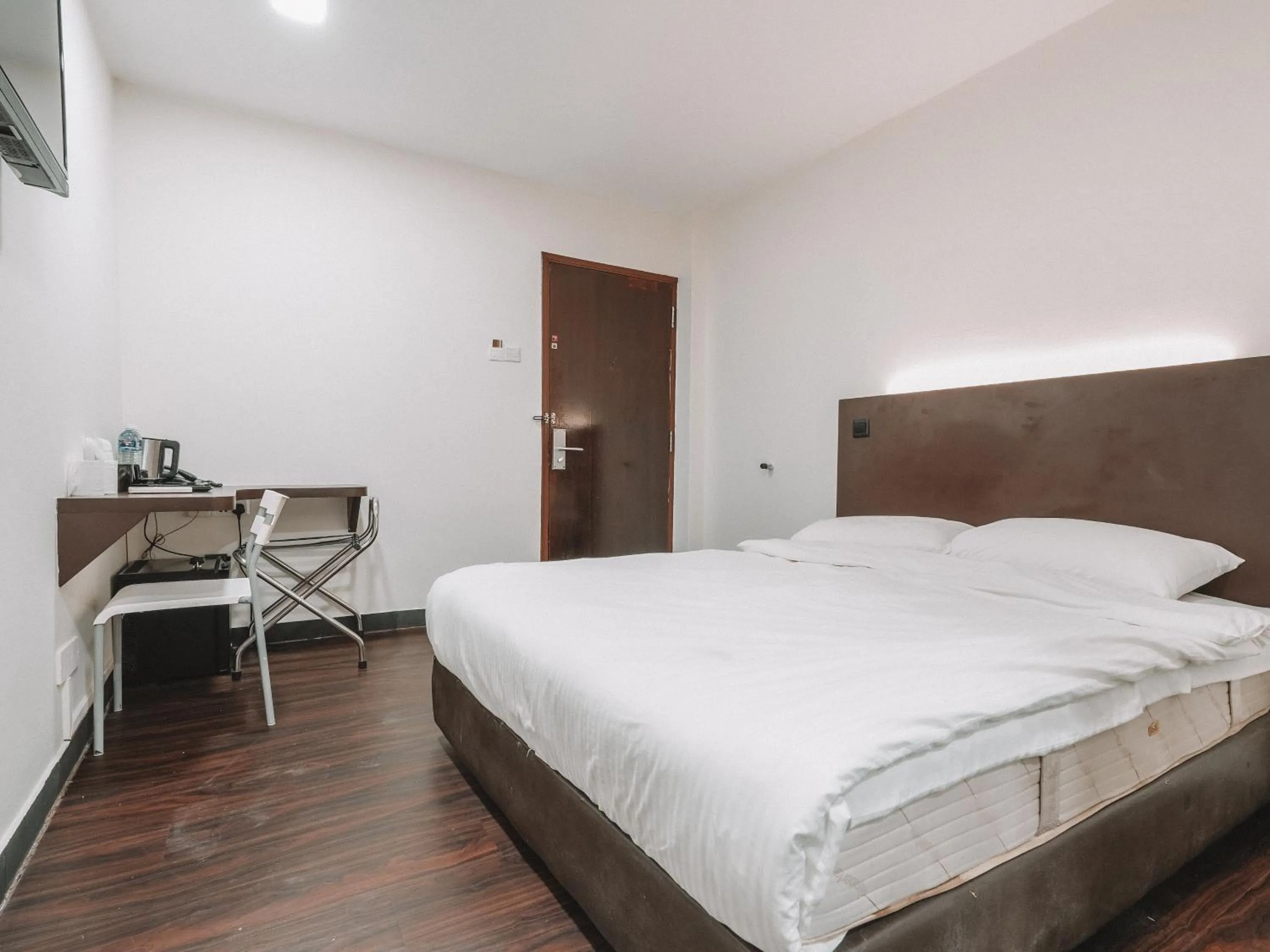 Bed in A Hotel Desker