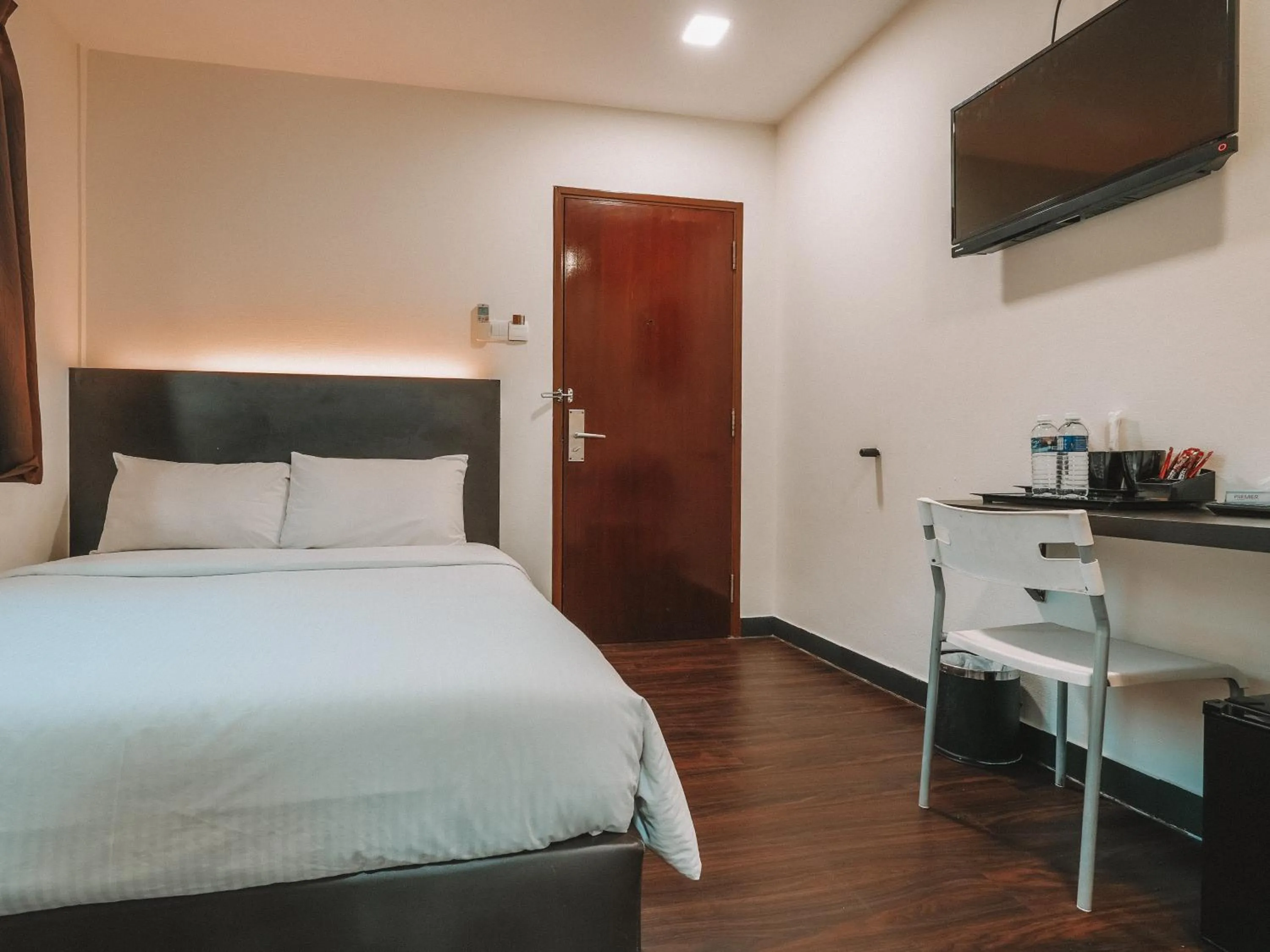 Bed in A Hotel Desker