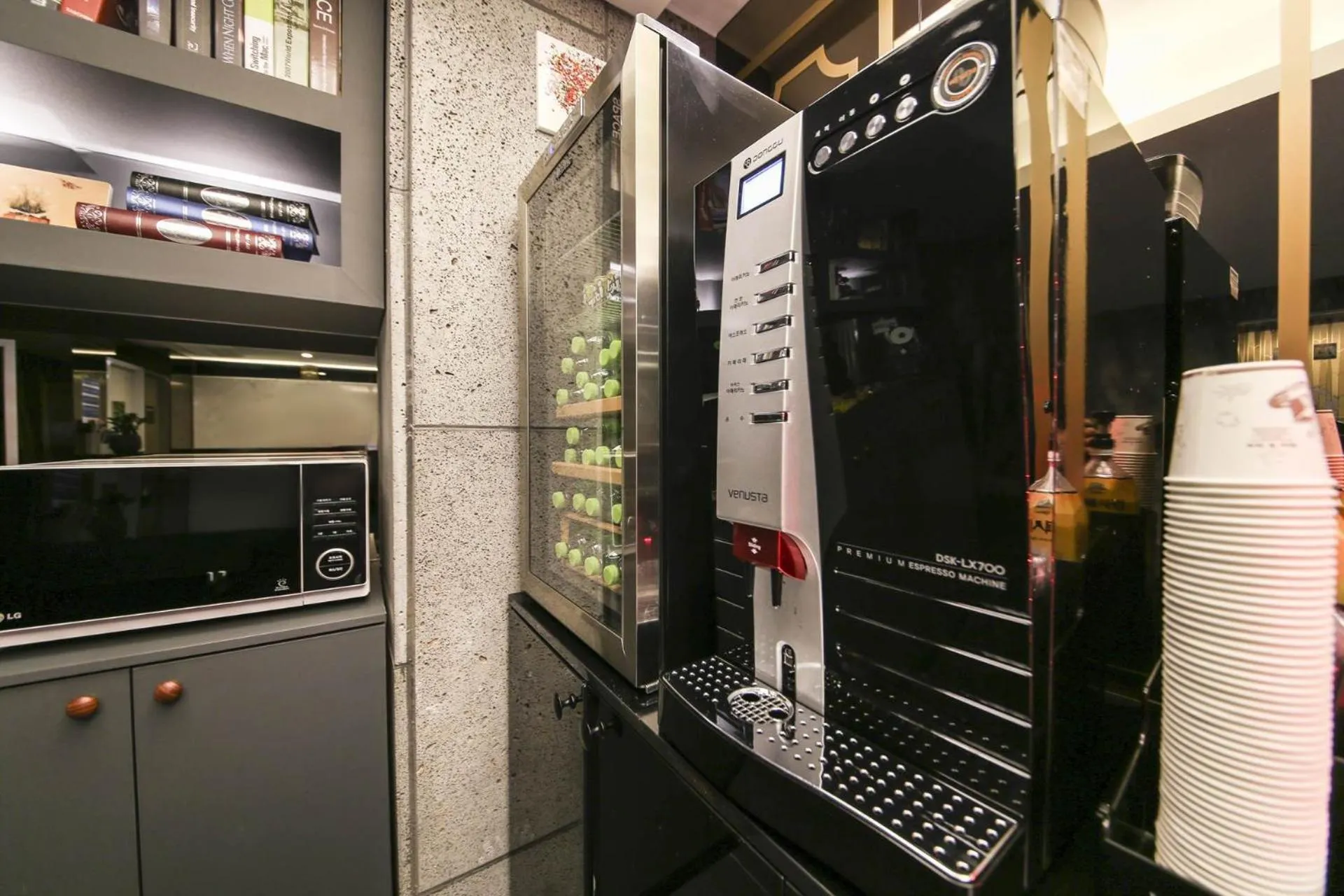 Coffee/tea facilities in Eunpyeong Y Hotel