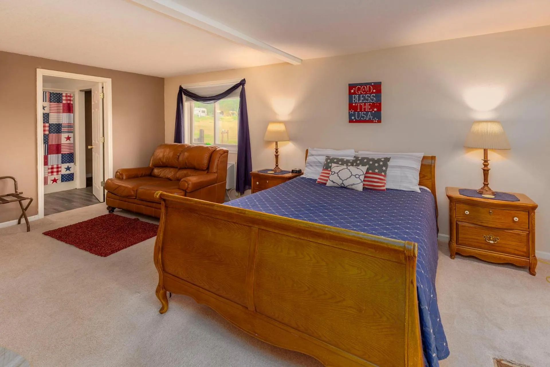 Deluxe King Room in Sweetgrass Inn Bed & Breakfast