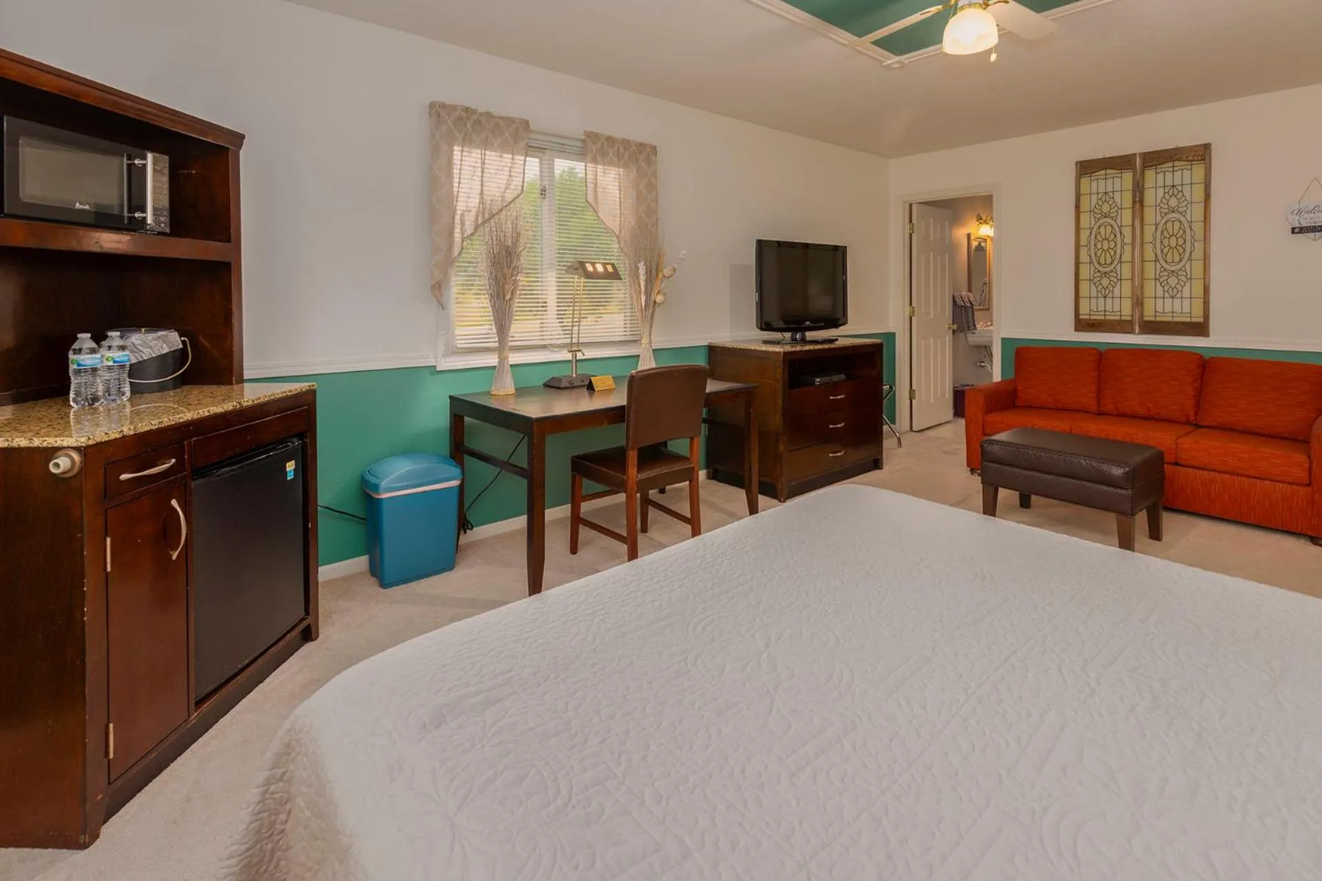 TV and multimedia, Bed in Sweetgrass Inn Bed & Breakfast