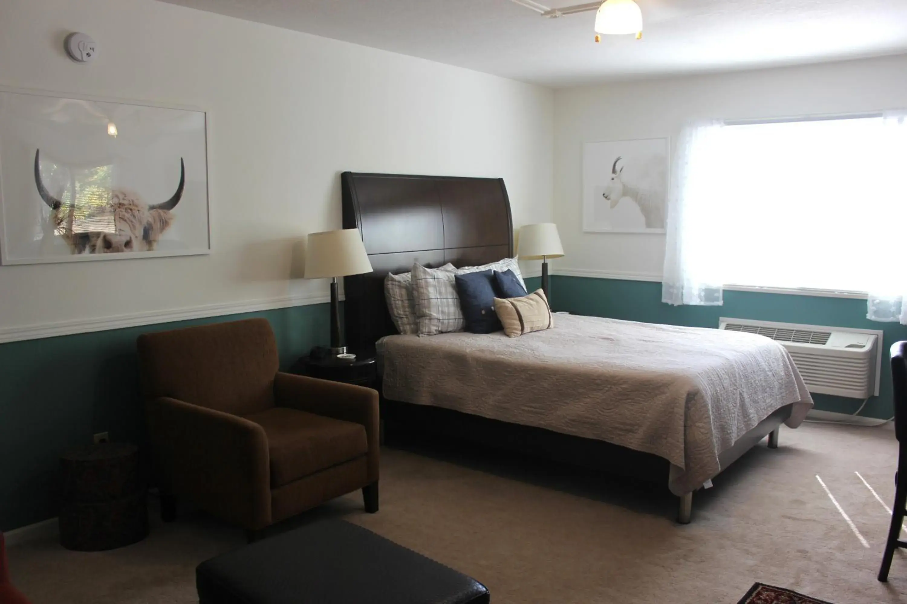 Family Room with Bathroom in Sweetgrass Inn Bed & Breakfast Family Room with Bathroom in Sweetgrass Inn Bed & Breakfast