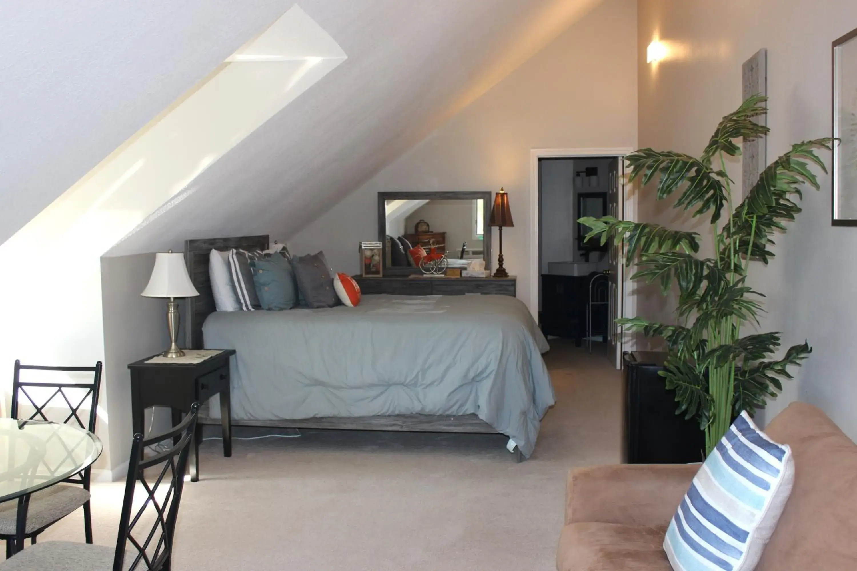 Queen Room in Sweetgrass Inn Bed & Breakfast Queen Room in Sweetgrass Inn Bed & Breakfast