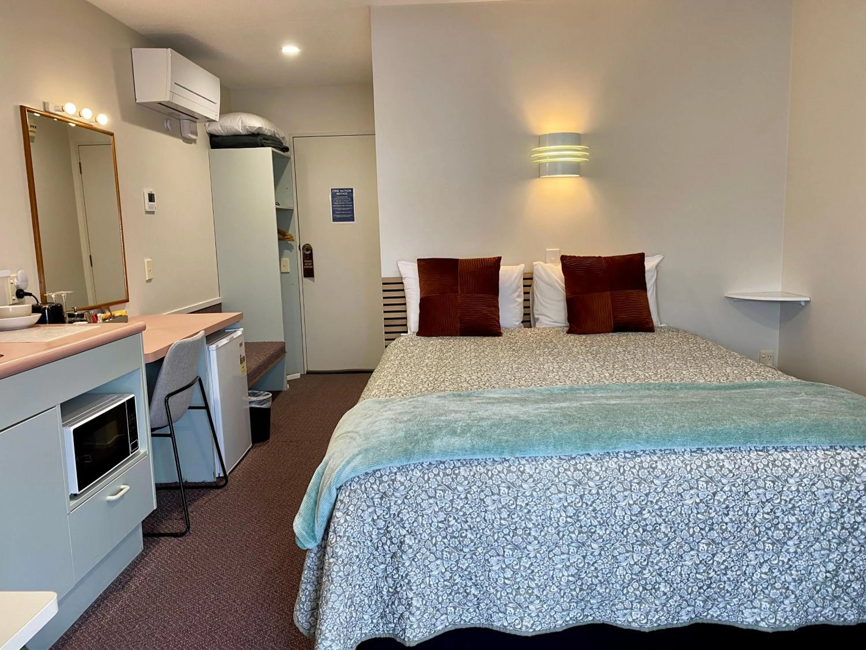 Bed in Heritage Park Lodge