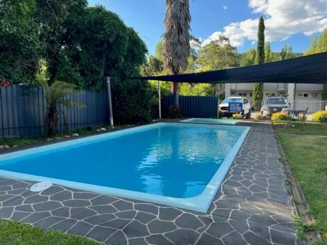 Swimming pool in Riverbank Park MOTEL