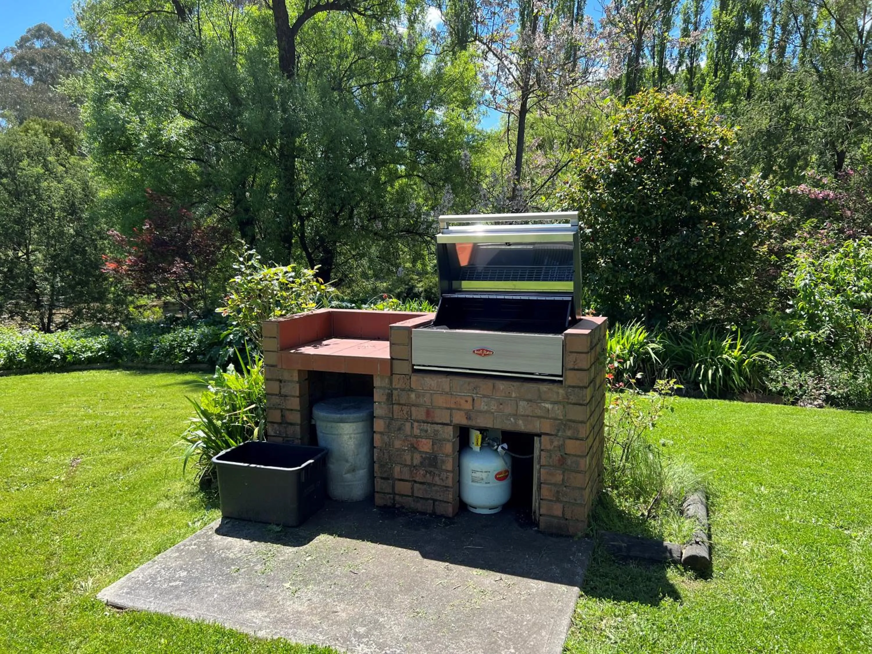 BBQ facilities in Riverbank Park MOTEL