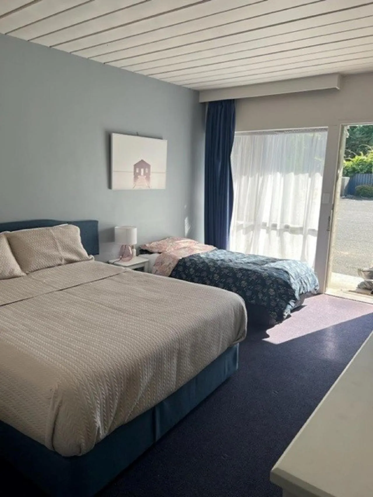 Bedroom, Bed in Riverbank Park MOTEL