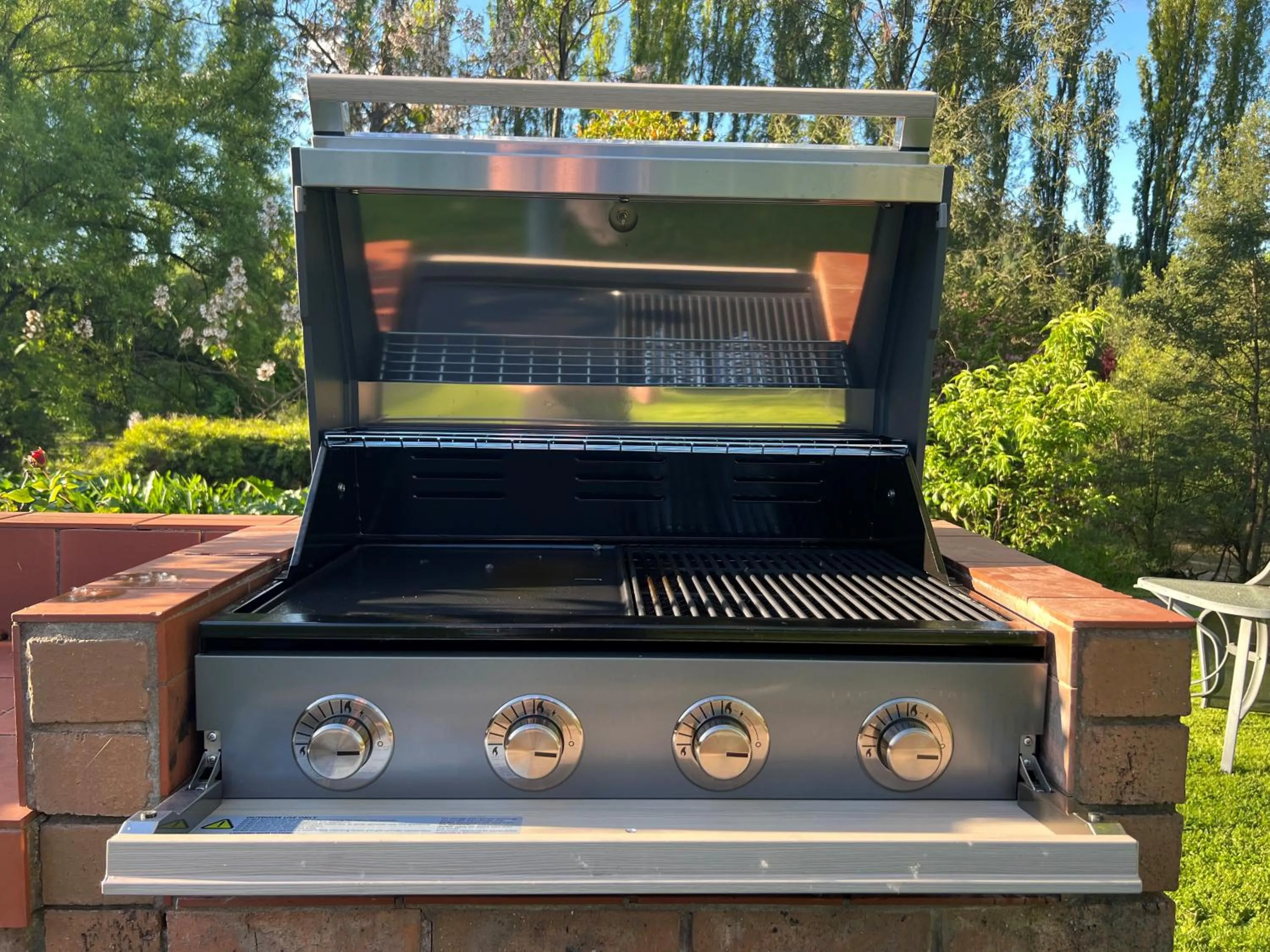BBQ facilities in Riverbank Park MOTEL