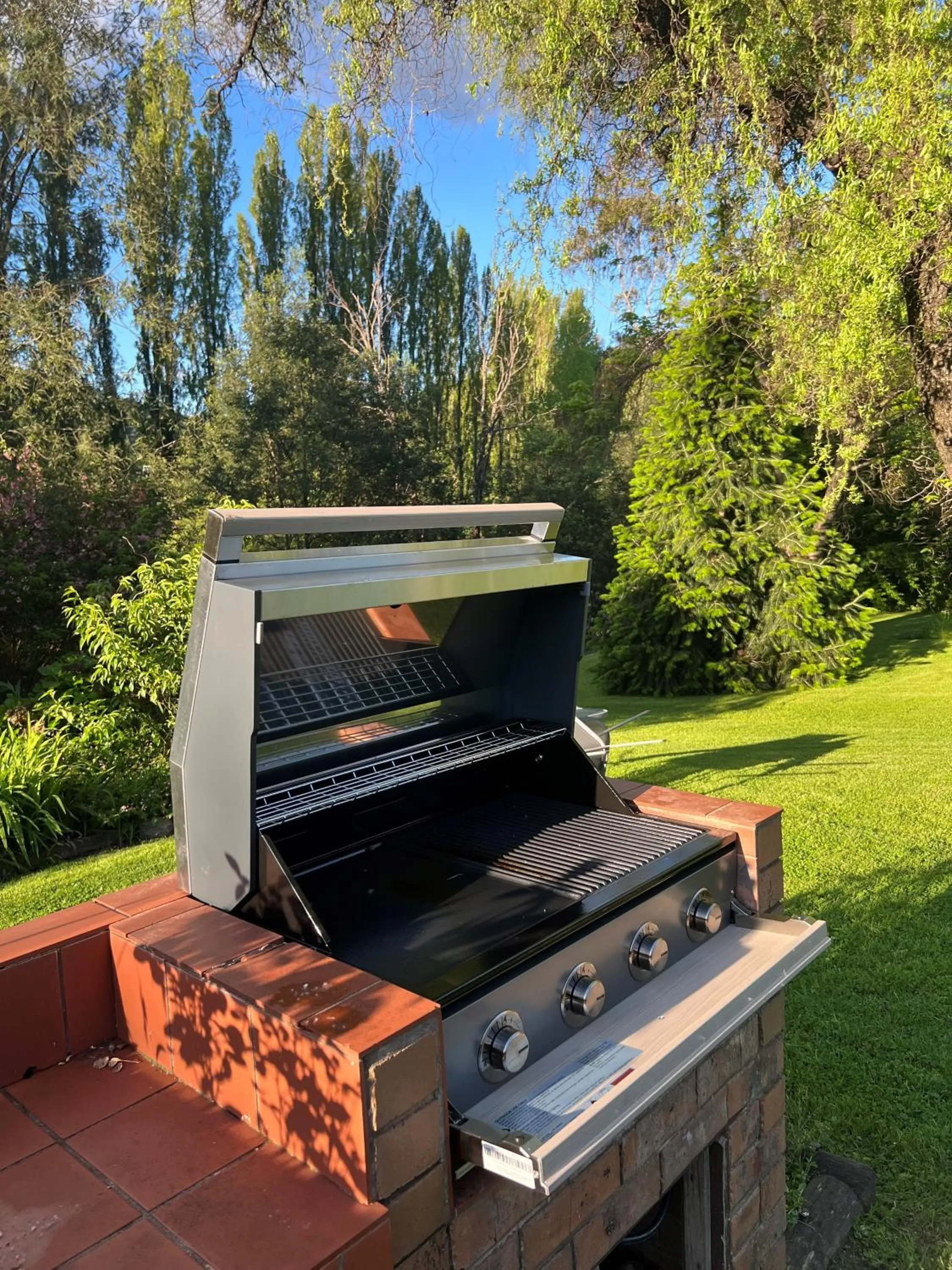 BBQ facilities in Riverbank Park MOTEL