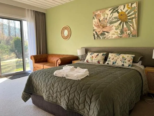 Bed in Riverbank Park MOTEL