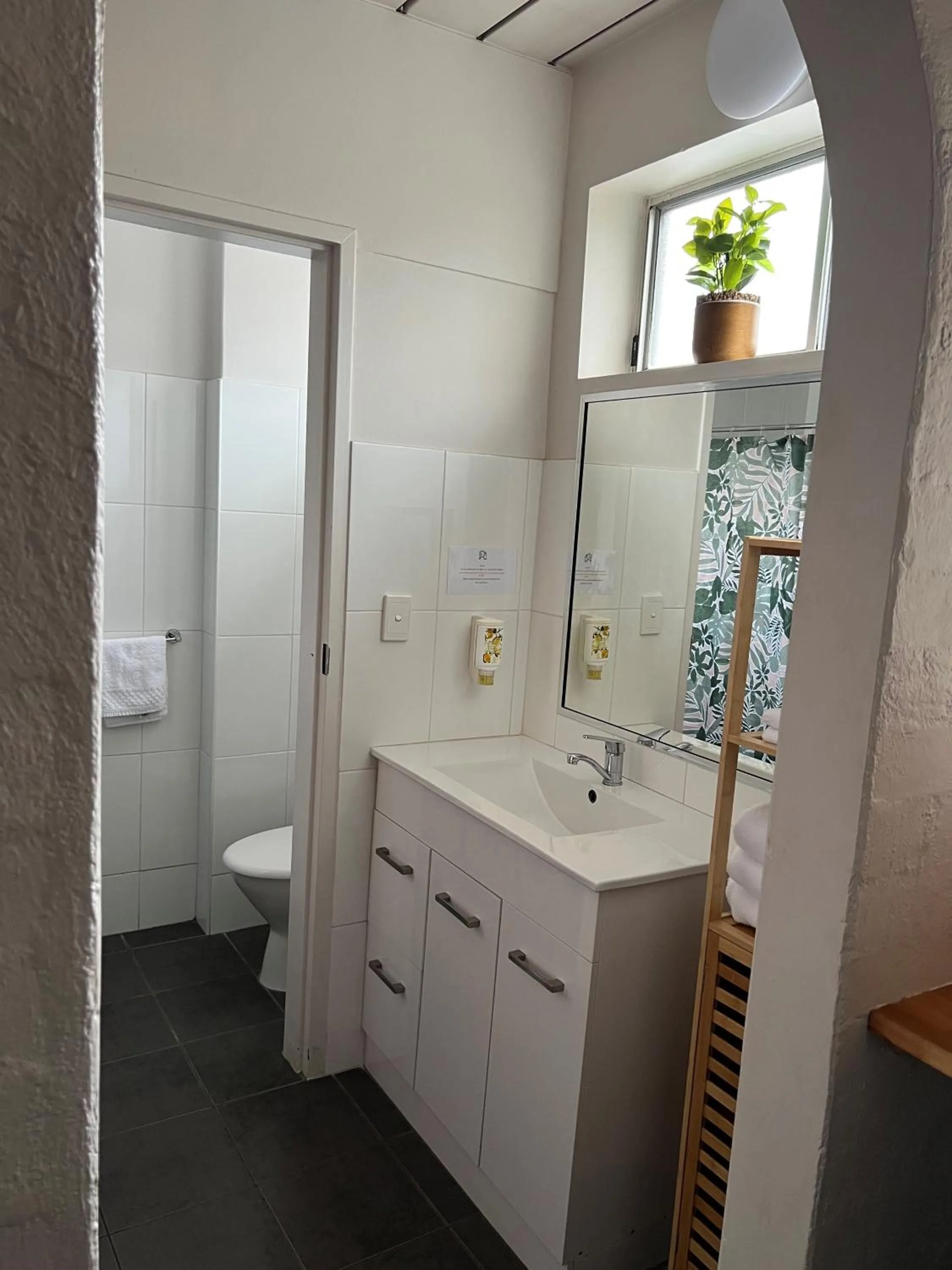 Bathroom in Riverbank Park MOTEL